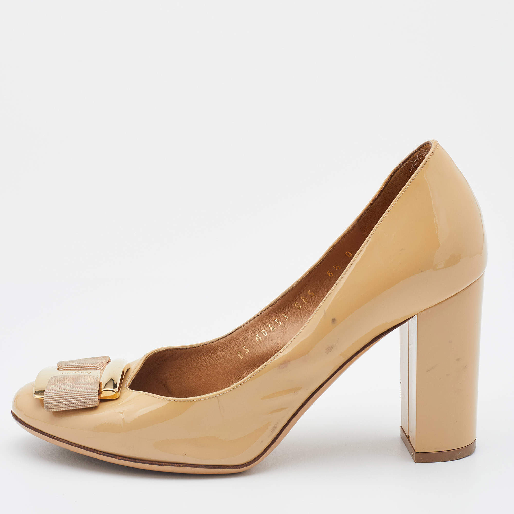 مملوكة مسبقًا Salvatore Ferragamo Beige Patent Leather Bow Block Heel Pumps Size 37