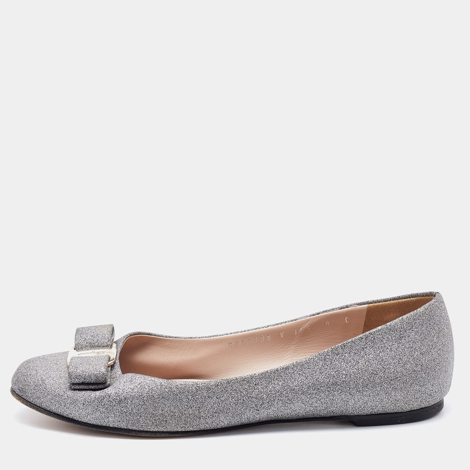 مملوكة مسبقًا Salvatore Ferragamo Metallic Silver Leather Vara Bow Ballet Flats Size 38.5