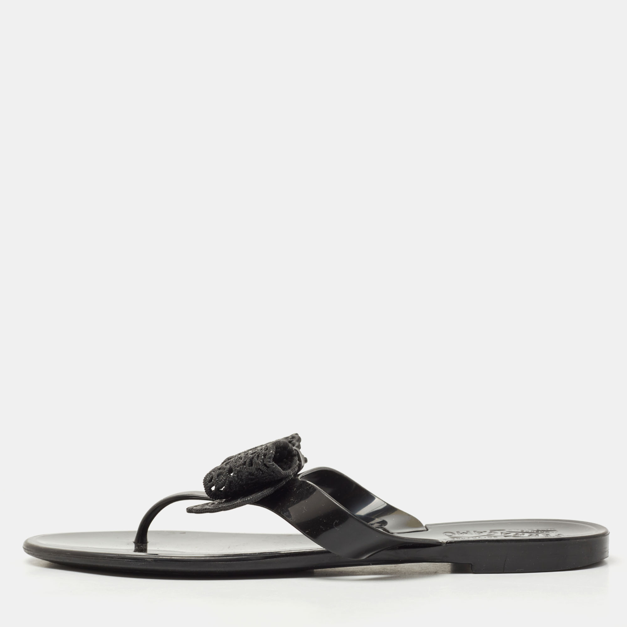 مملوكة مسبقًا Salvatore Ferragamo Black Rubber Bali Thong Sandals Size 38.5