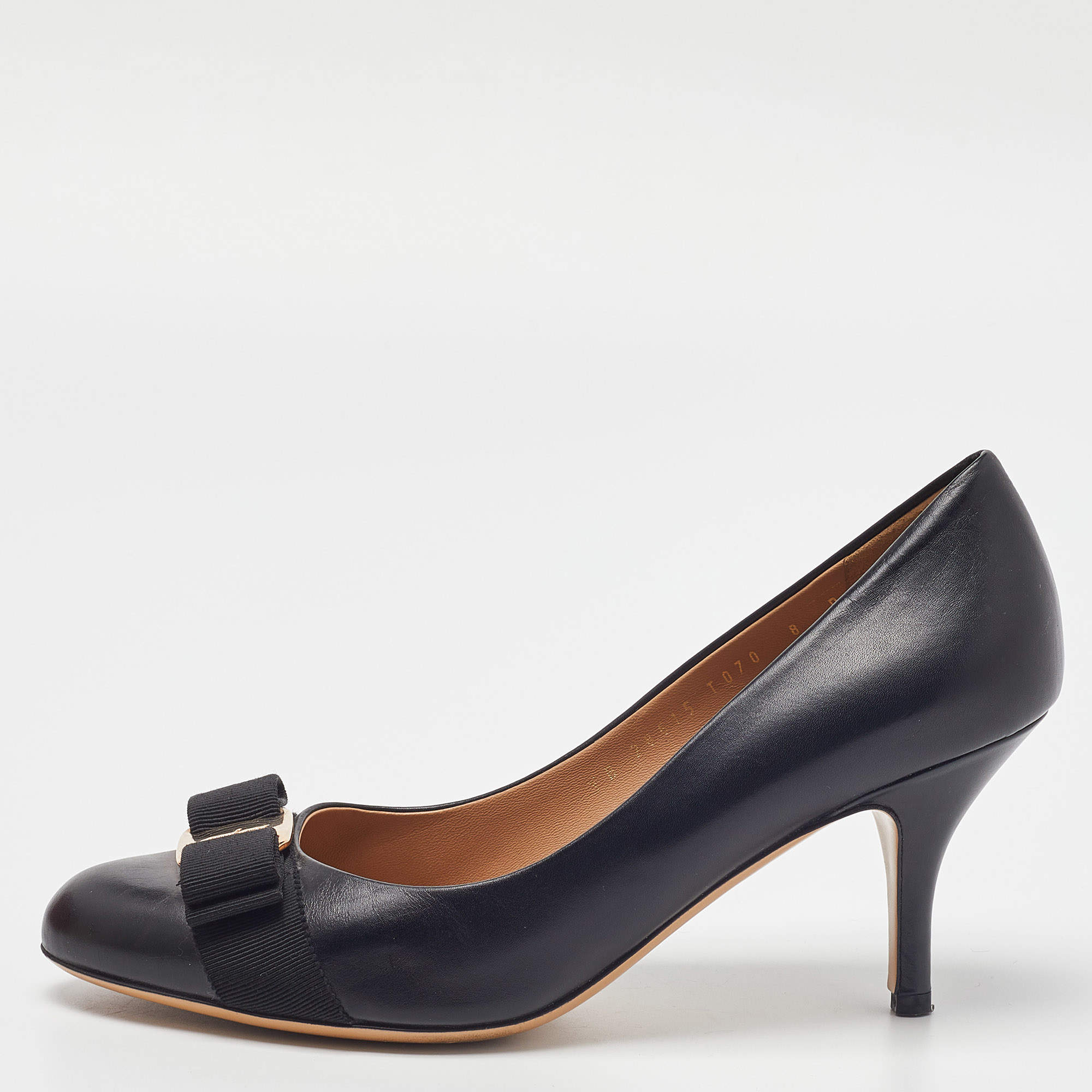 مملوكة مسبقًا Salvatore Ferragamo Black Leather Vara Bow Pumps Size 38.5