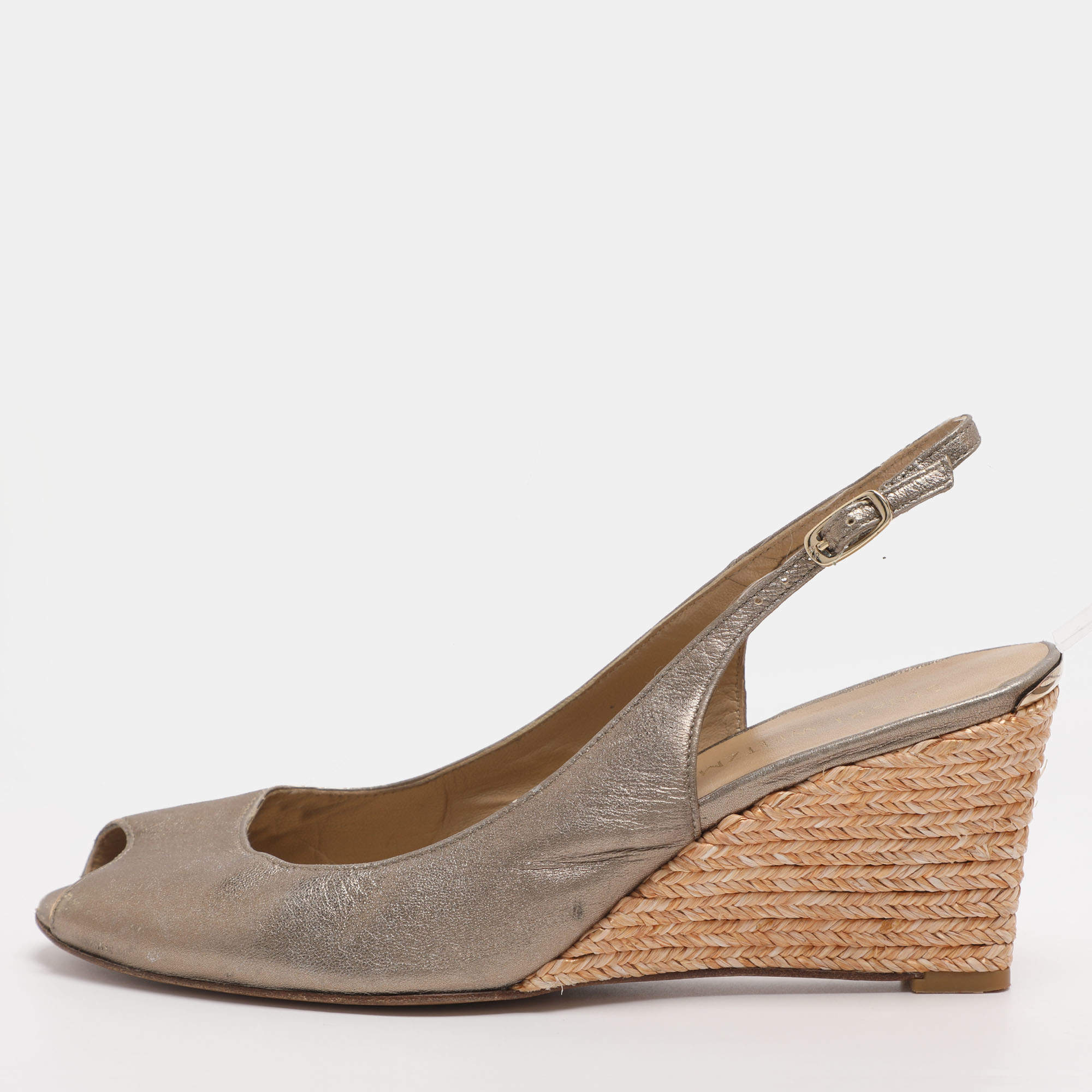 Pre Owned صندل ستيوارت وايتزمان جلد ذهبي بحزام خلفي على كعب مسطح مقاس 40