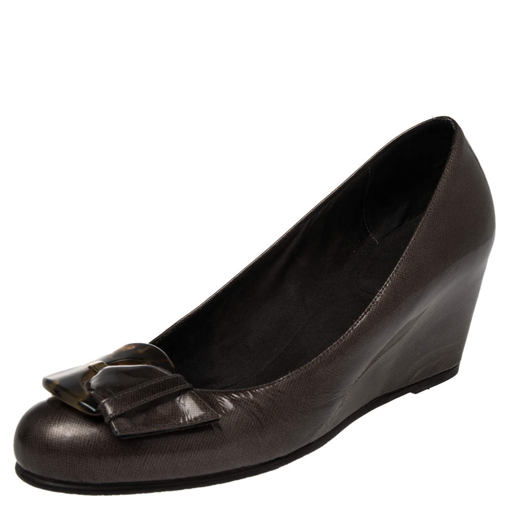 Pre Owned Stuart Weitzman Brown Patent Leather Buckle Detail Round Toe Wedge Pumps Size 40