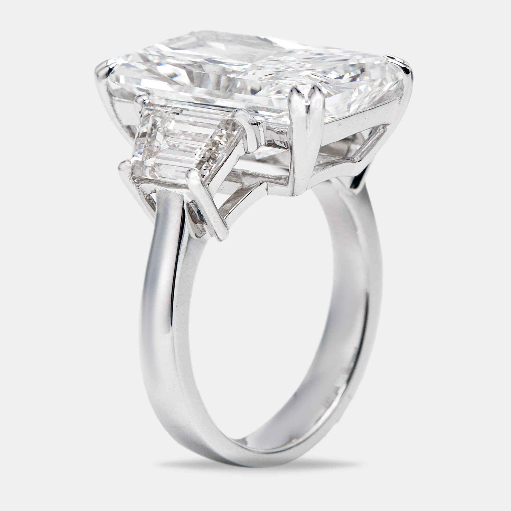Pre Owned 17.00 cts Radiant Cut and Trapezoid Lab Grown Diamond 18k White Gold Ring Size 54