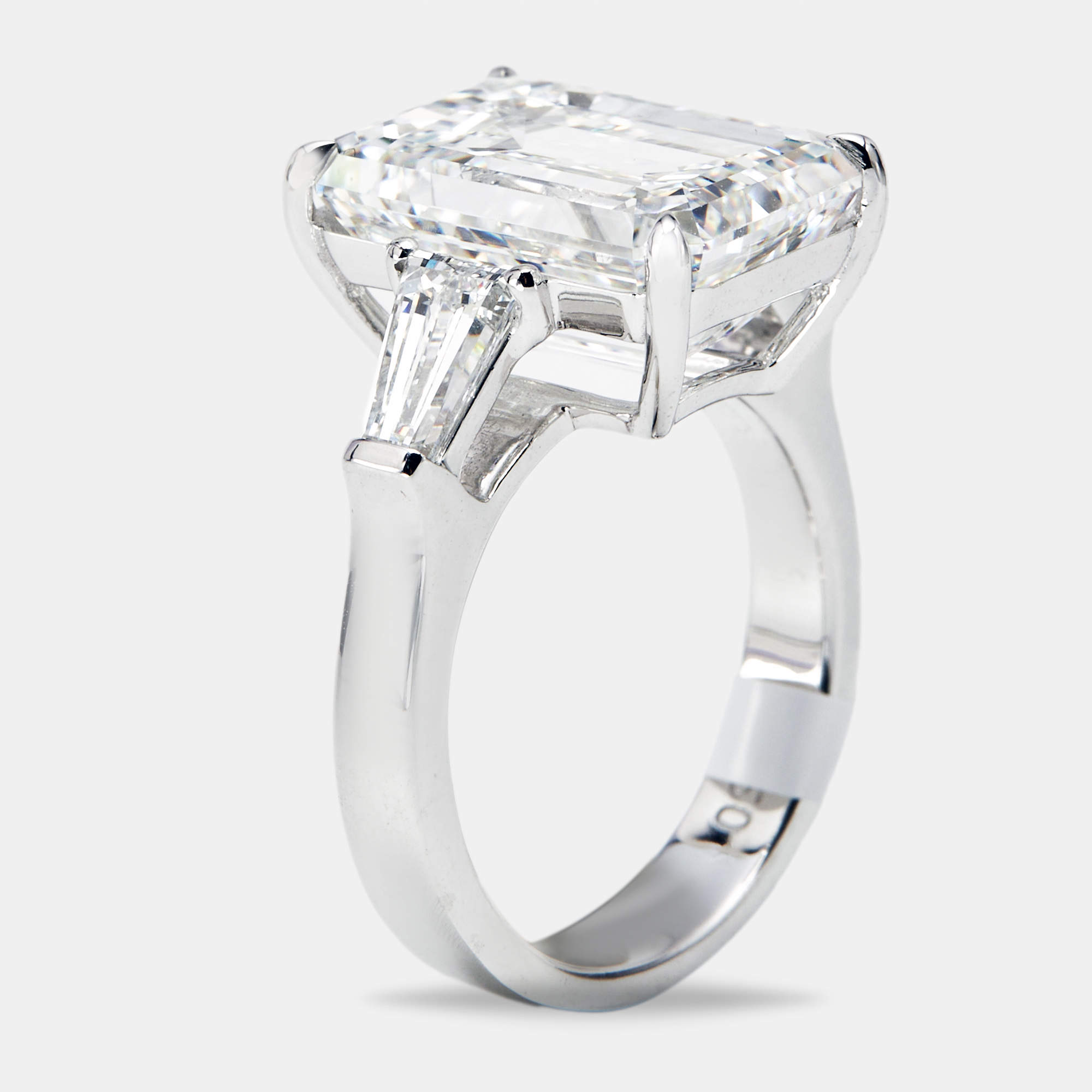 Pre Owned 10.00 cts Emerald Cut and Trapezoid Lab Grown Diamond 18k White Gold Ring Size 51