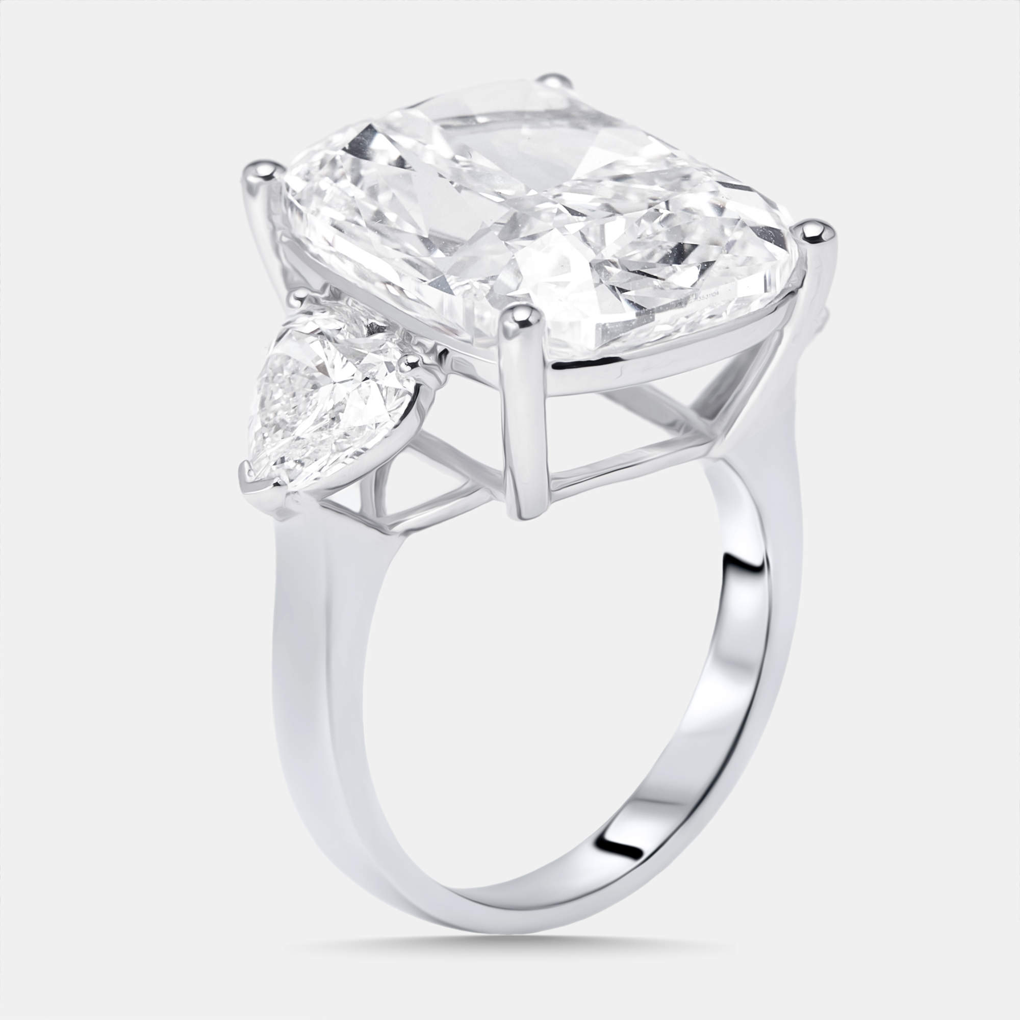 مملوكة مسبقًا خاتم ألماس مصنع في المختبر بوزن 17 قيراط بقصة وسادة وقلب من الذهب الأبيض عيار 18 بمقاس 51.5