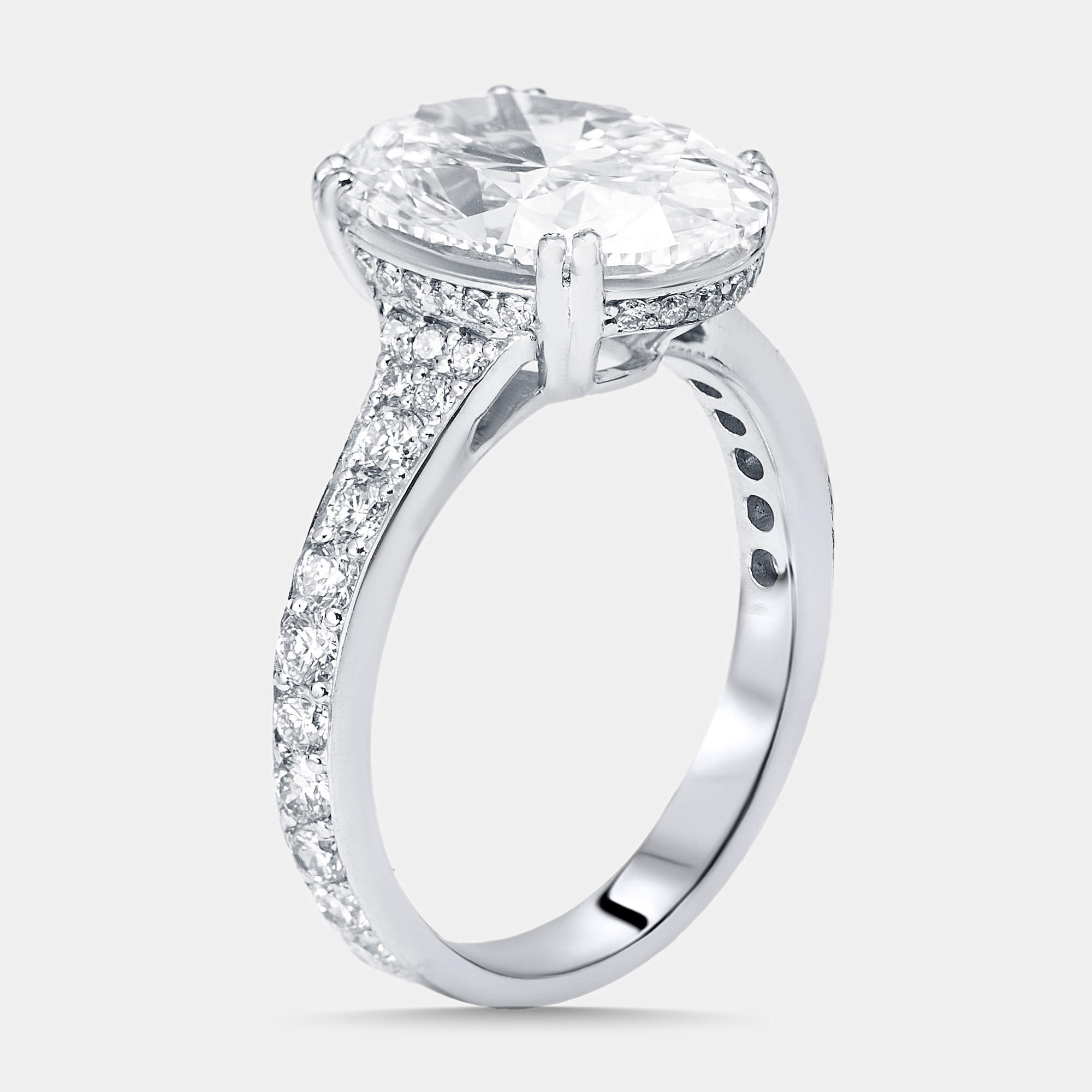 مملوكة مسبقًا خاتم ألماس مصنع في المختبر بوزن 6.04 قيراط بقطع بيضاوي من الذهب الأبيض عيار 18 بحجم 54