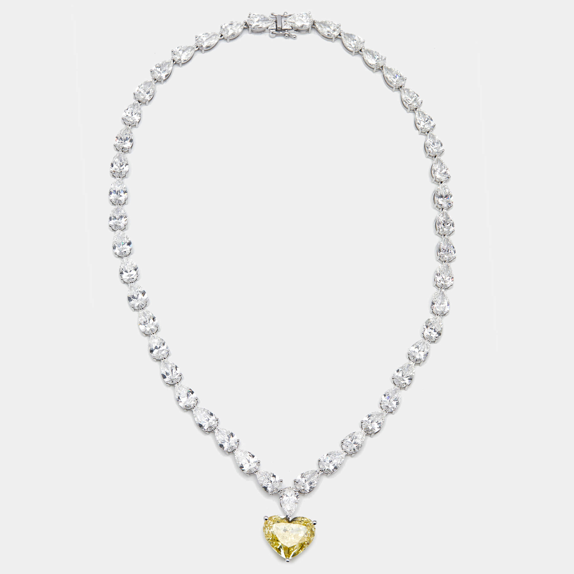 Pre Owned قلادة ذهب أبيض عيار 18 وماسة مختبرية على شكل كمثرى وقلب وزنها 57.02 قيراط