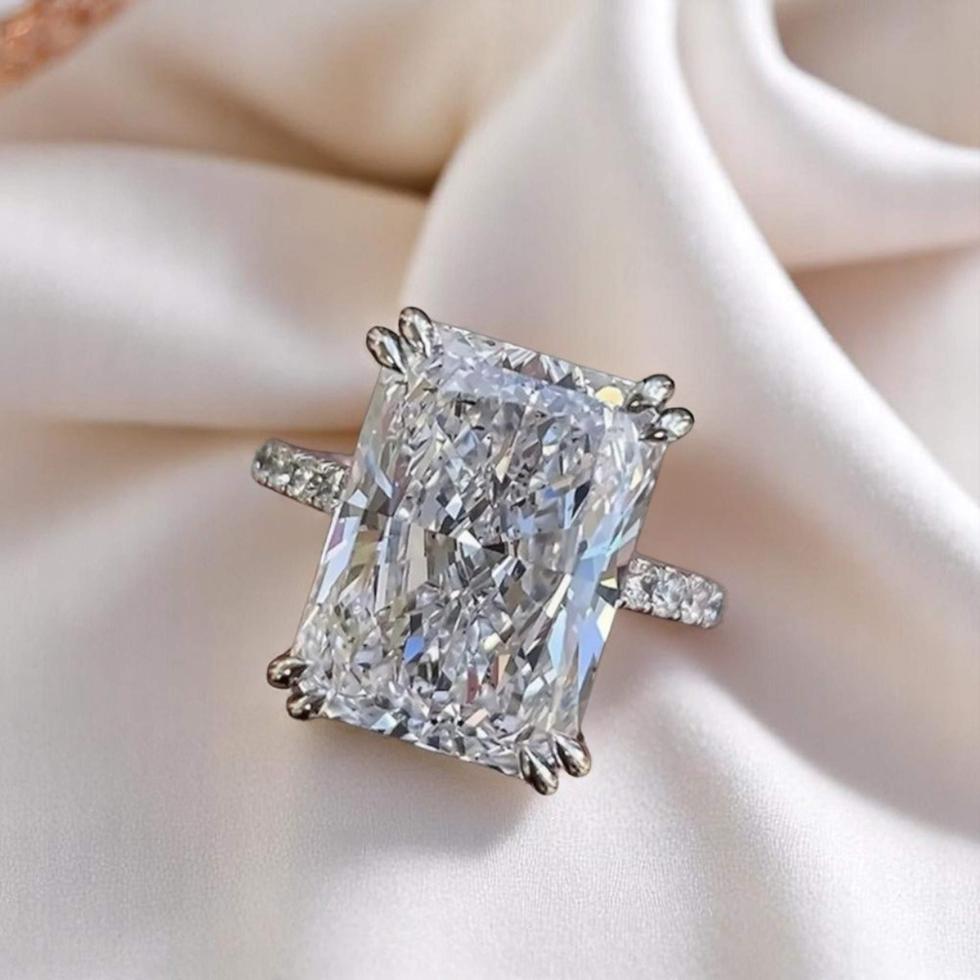 مملوكة مسبقًا 5.00 cts Radiant Lab Grown Diamond 14k White Gold Ring Size 52