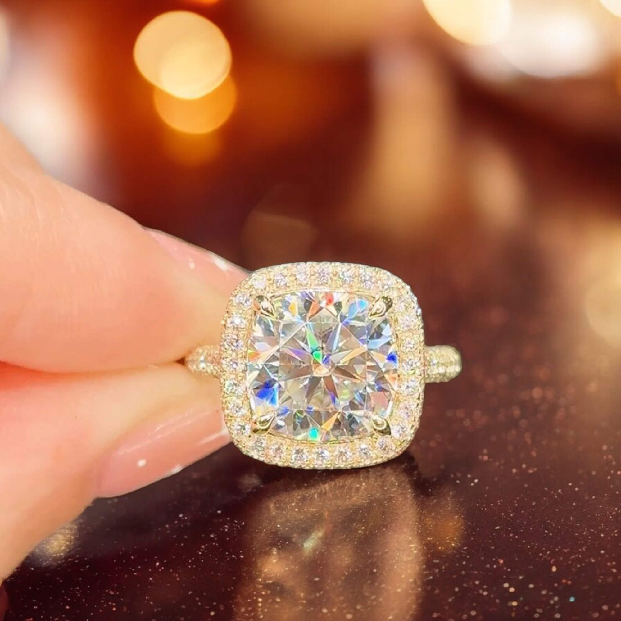 مملوكة مسبقًا خاتم ألماس مصنع في المختبر بوزن 2.8 قيراط بقطع وسادة من الذهب الأصفر عيار 18 بمقاس 8.