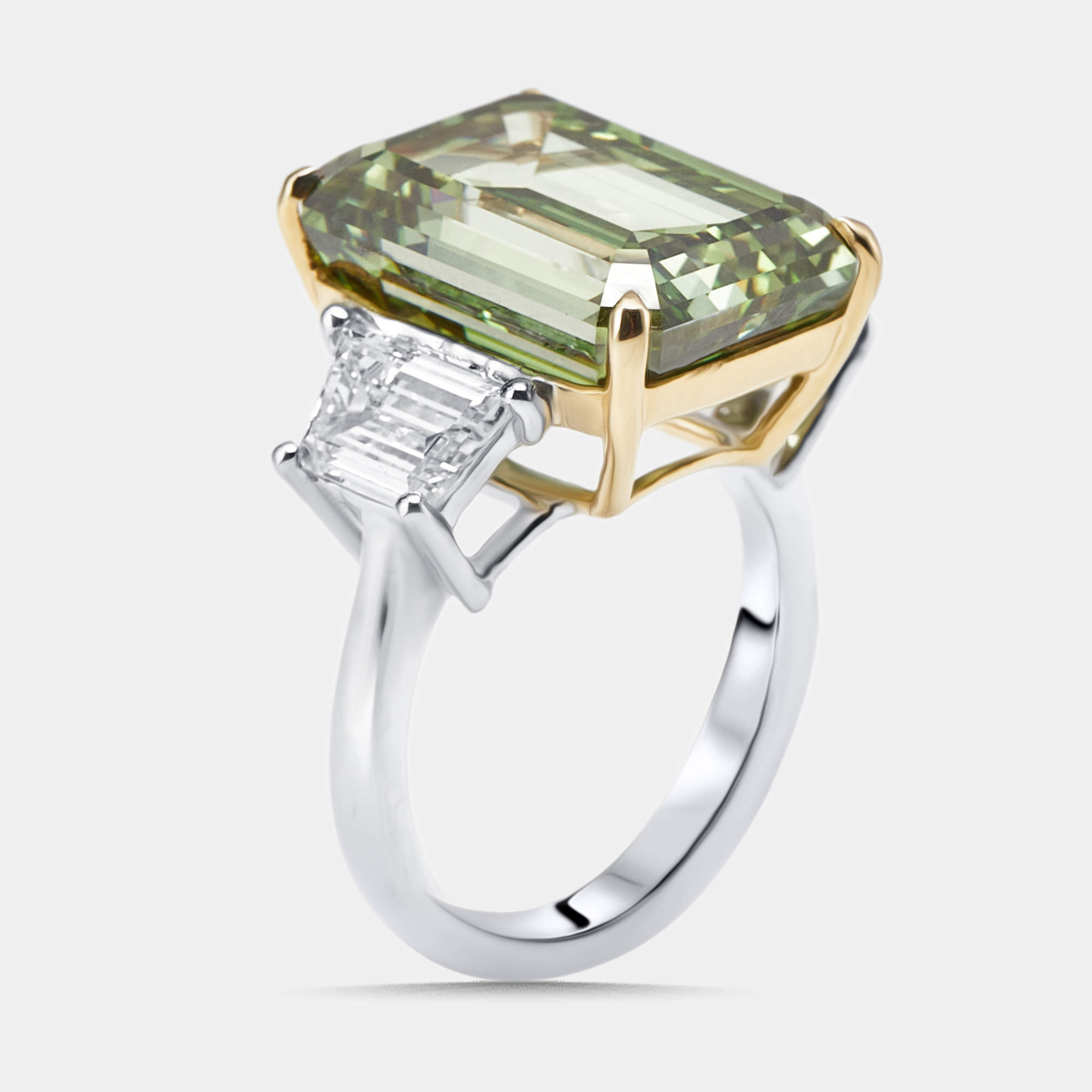 مملوكة مسبقًا خاتم ألماس مُصنَّع في المختبر بوزن 17 قيراط بقطع زمرد شبه منحرف من الذهب عيار 18 بلونين بمقاس 52.