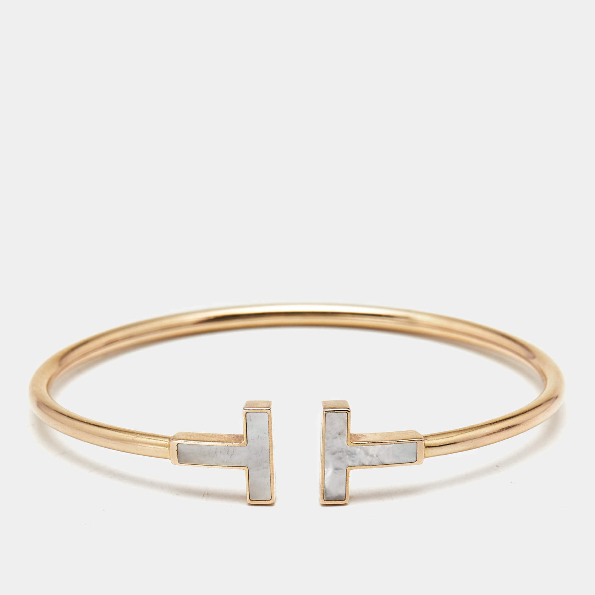 مملوكة مسبقًا سوار تيفاني & كو. حلية حرف T عرق اللؤلؤ ذهب وردي عيار 18