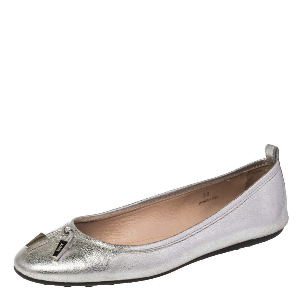 مملوكة مسبقًا حذاء باليرينا فلات تودز جلد فضي ميتاليك مرصع مقاس 38