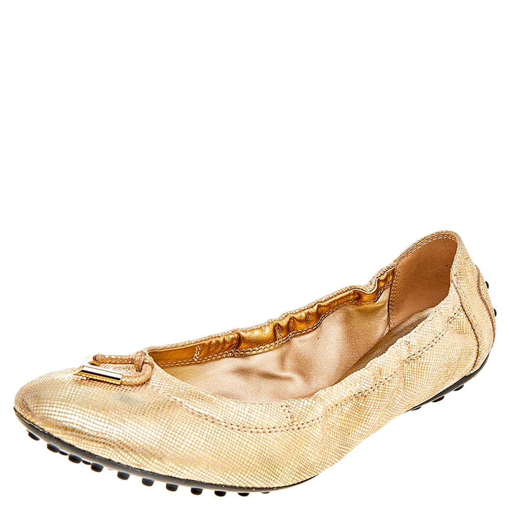 Pre Owned حذاء باليرينا فلات تودز سكرانش سويدي ذهبي ميتالك بفيونكة مقاس 38.5