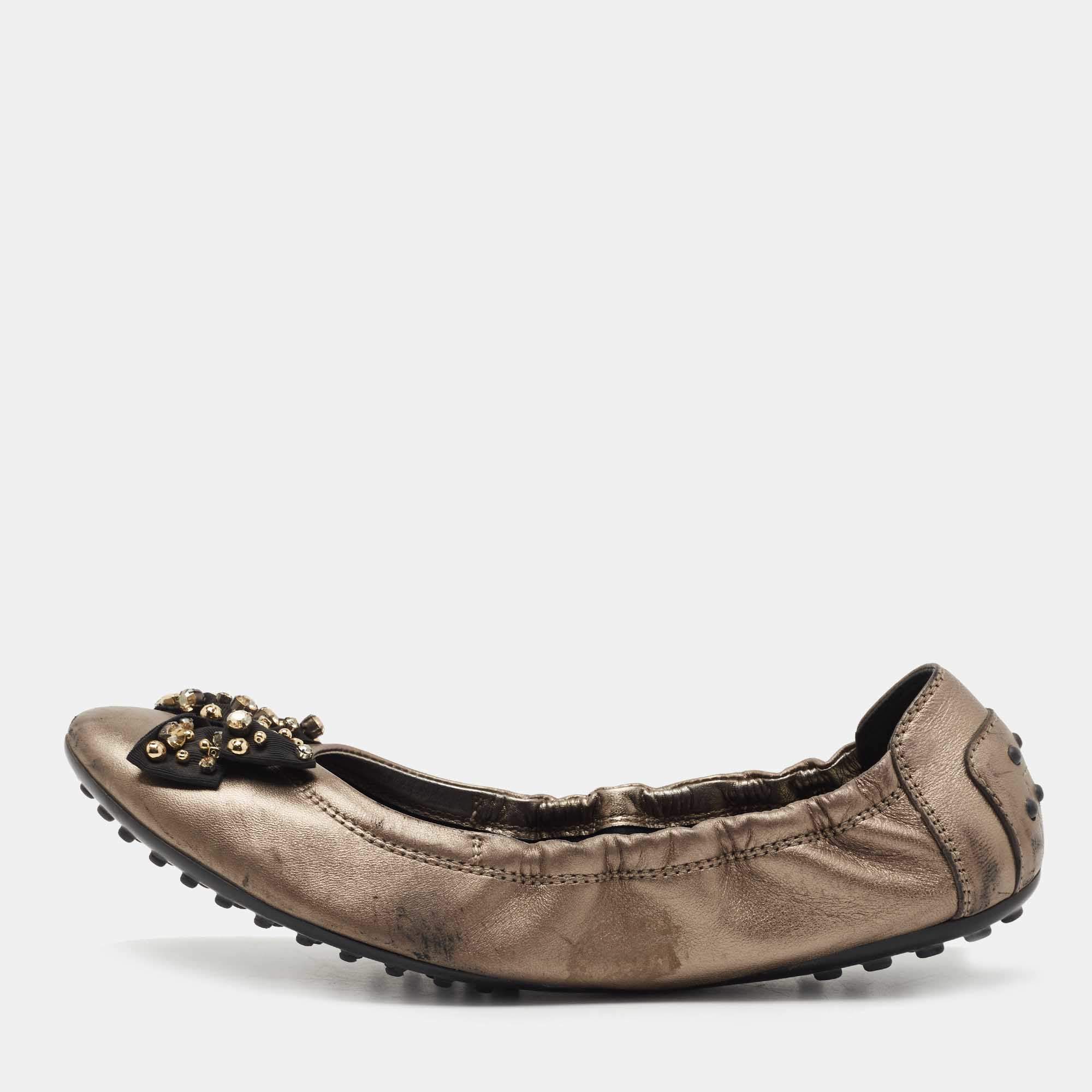 مملوكة مسبقًا Tod's Metallic Leather Crystal Embellished Bow Scrunch Ballet Flats Size 41