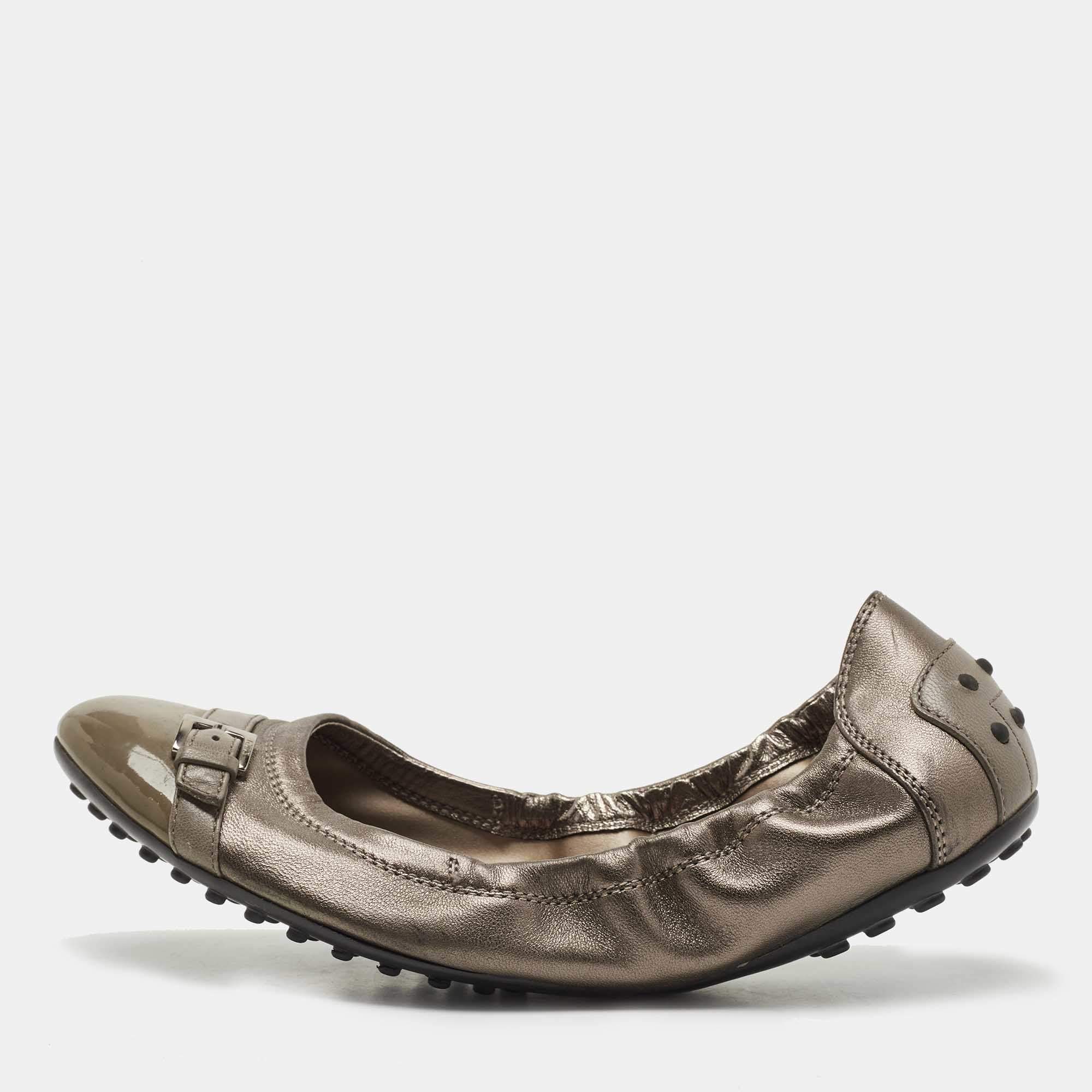 Pre Owned Tod's Two Tone Leather and Patent Cap Toe Scrunch Ballet Flats Size 38