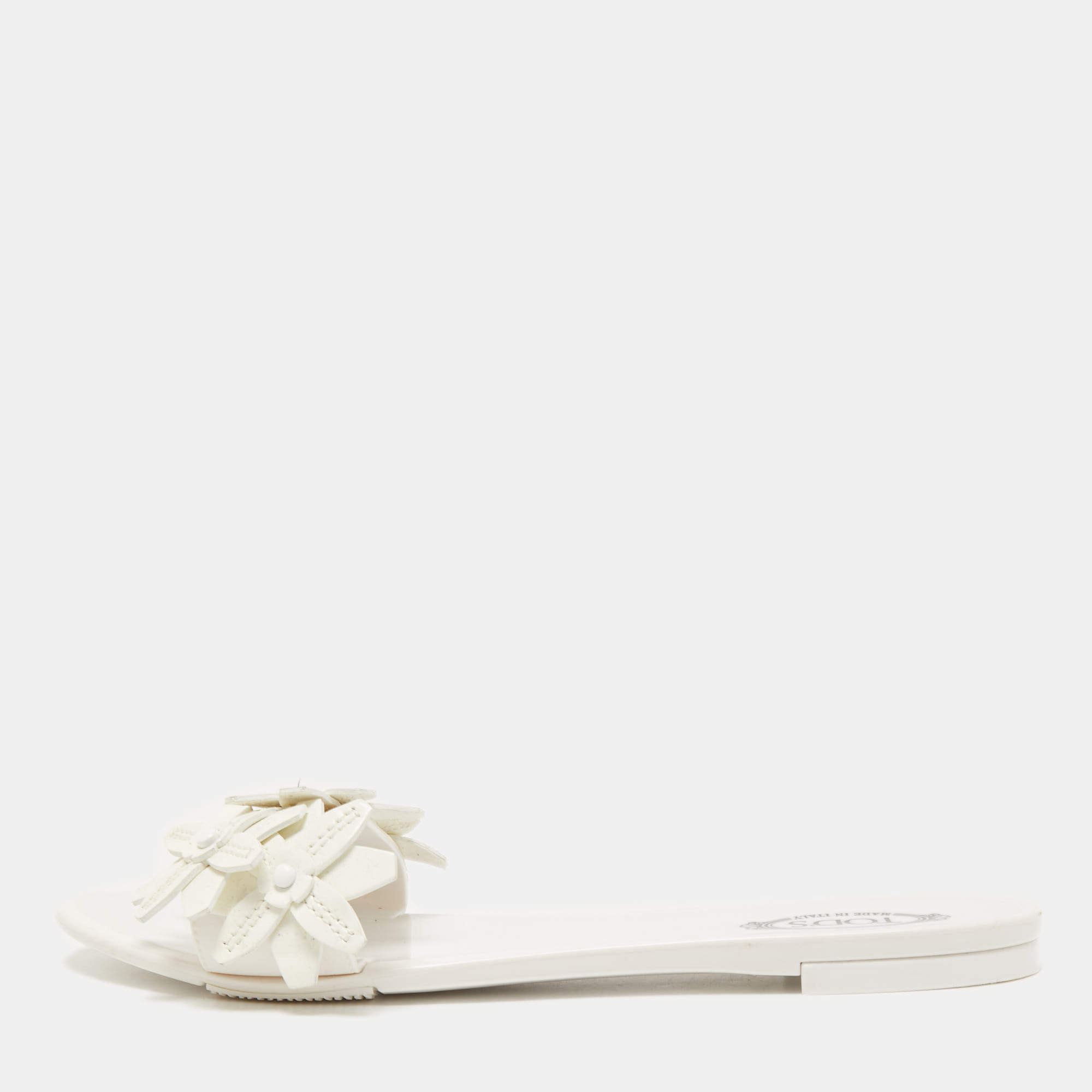 مملوكة مسبقًا Tod's White Rubber and Patent Leather Floral Lasercut Flat Slides Size 40