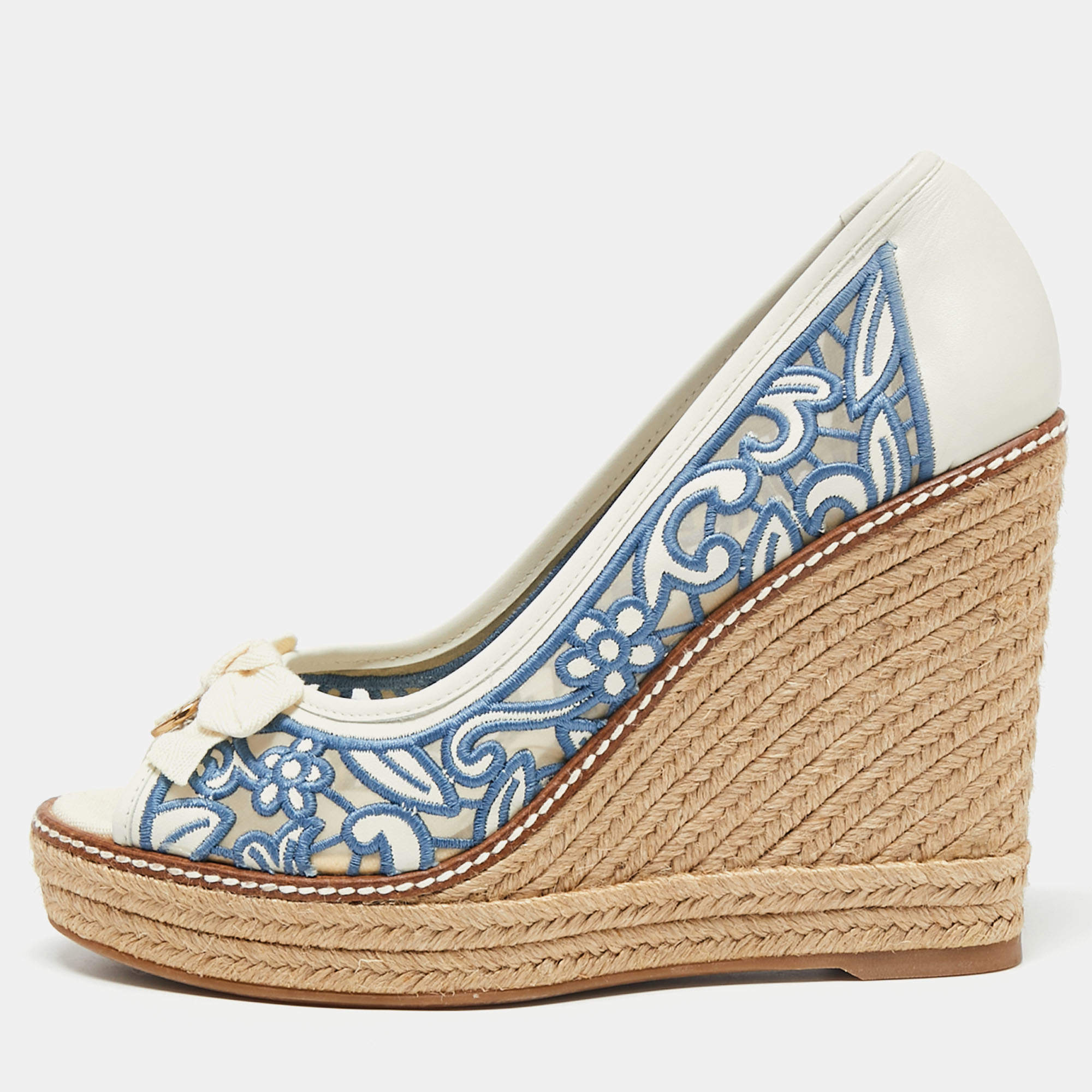 مملوكة مسبقًا Tory Burch White/Blue Lace And Leather Lucia Wedge Espadrille Platform Pumps Size 38.5