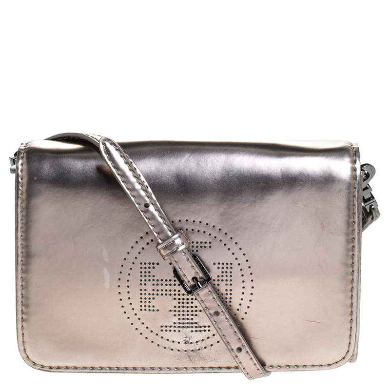 مملوكة مسبقًا Tory Burch Metallic Grey Patent Leather Flap Crossbody Bag