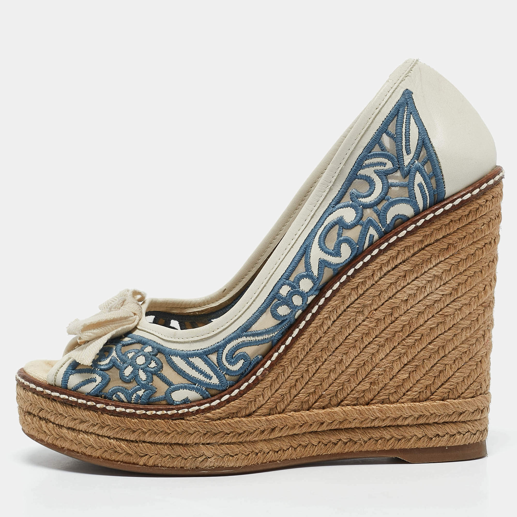 مملوكة مسبقًا Tory Burch Blue/White Leather and Lace Jackie Wedge Pumps Size 35.5