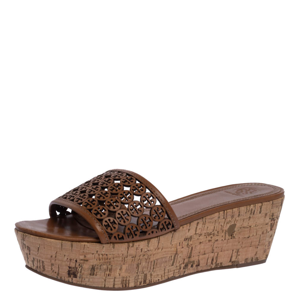 مملوكة مسبقًا صندل توري برش مزين تفريغات شعار الماركة و كعب روكي فليني و نعل سميك فليني جلد بني مقاس 40