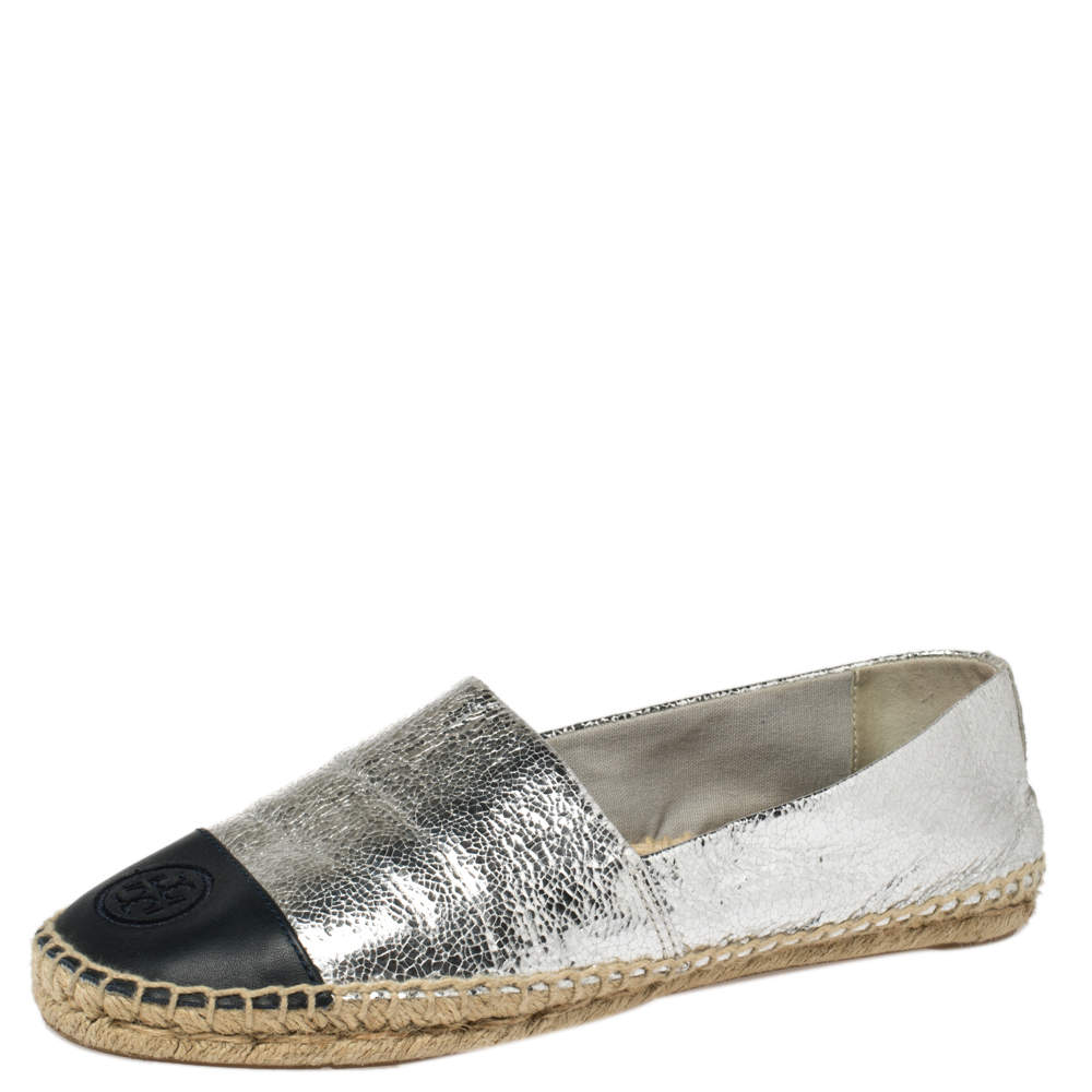 مملوكة مسبقًا Tory Burch Silver Monogram Leather Cap Toe Espadrilles Size 39.5