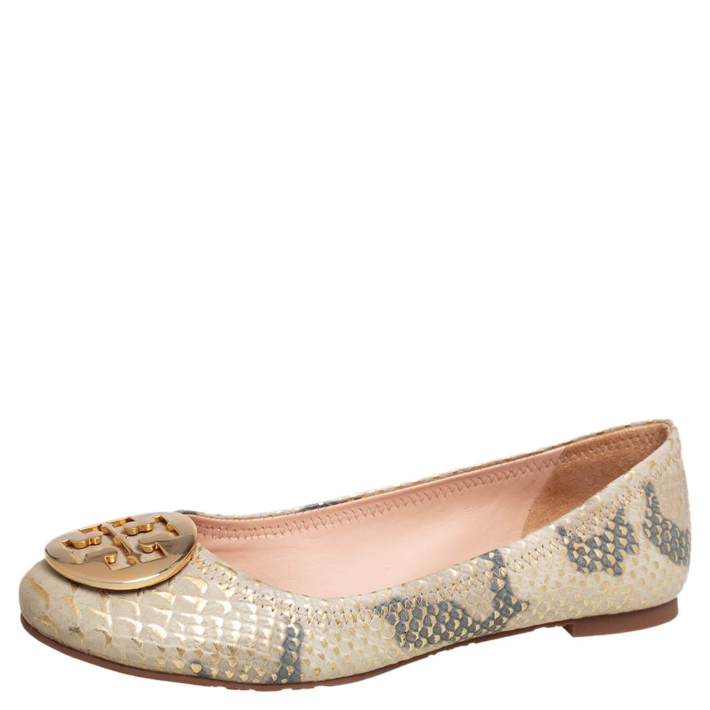 مملوكة مسبقًا حذاء باليرينا فلات توري برش ريفا جلد نقشة الثعبان بيج/ذهبي مقاس 36.5