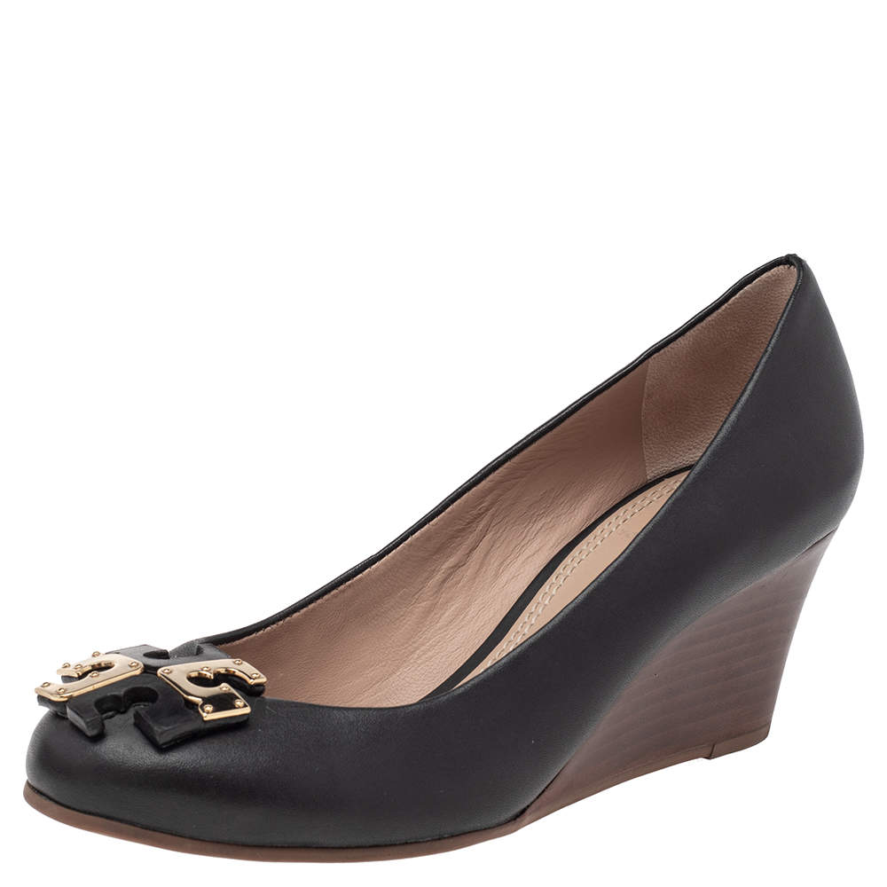 مملوكة مسبقًا Tory Burch Black Leather Lowel Wedge Pumps Size 35