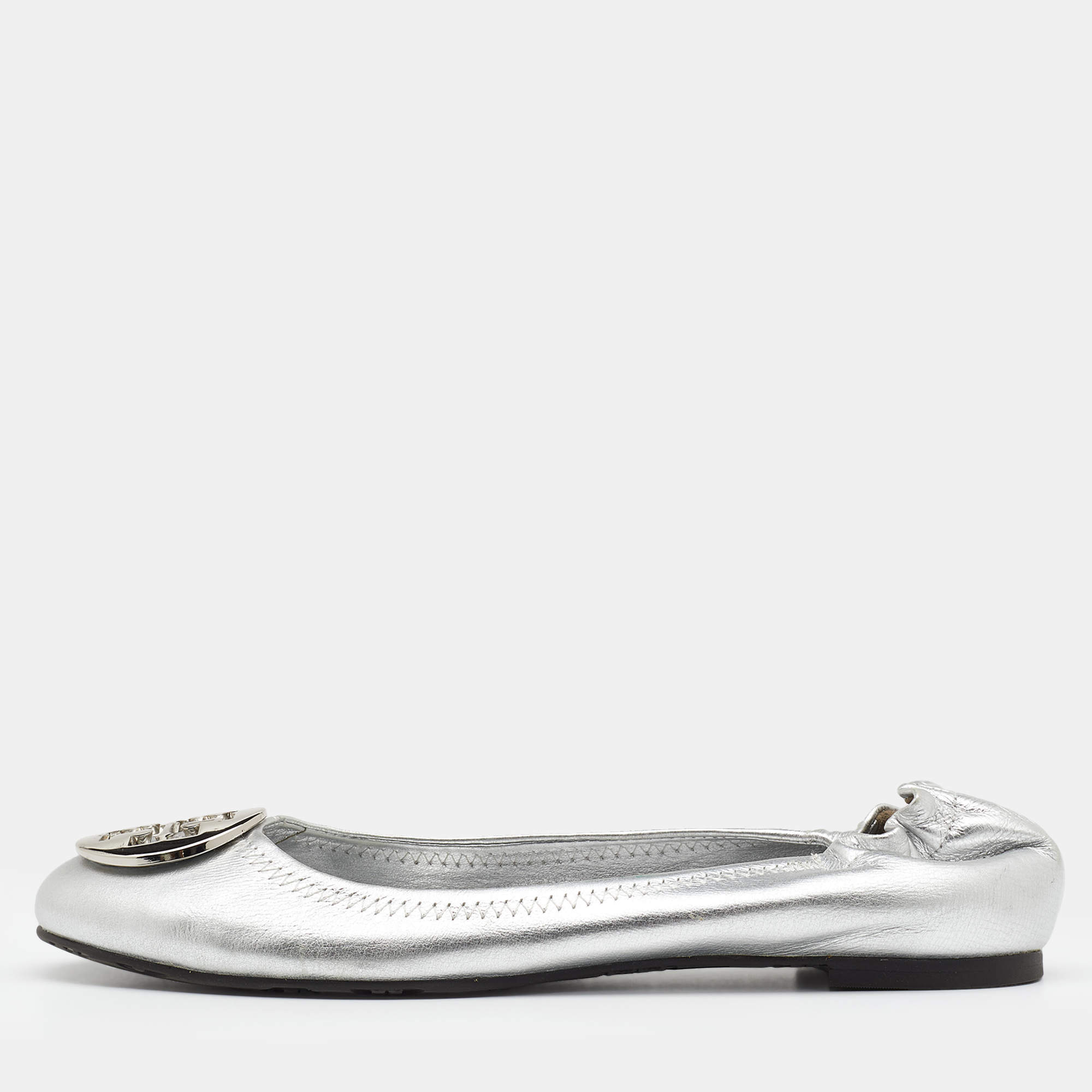 Pre Owned حذاء باليرينا فلات توري برش ريفا جلد ميتالك فضي مجعد مقاس 38.5