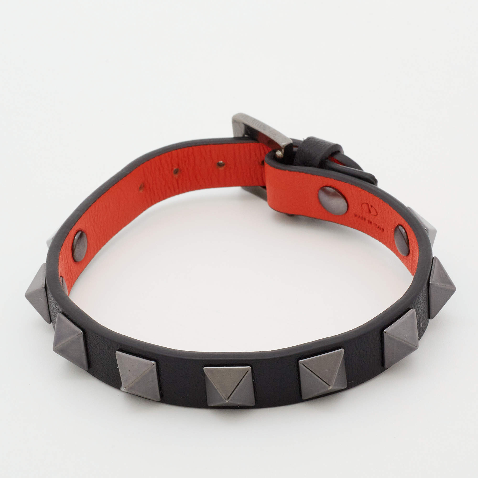 مملوكة مسبقًا Valentino Rockstud Bicolor Leather Gunmetal Tone Bracelet