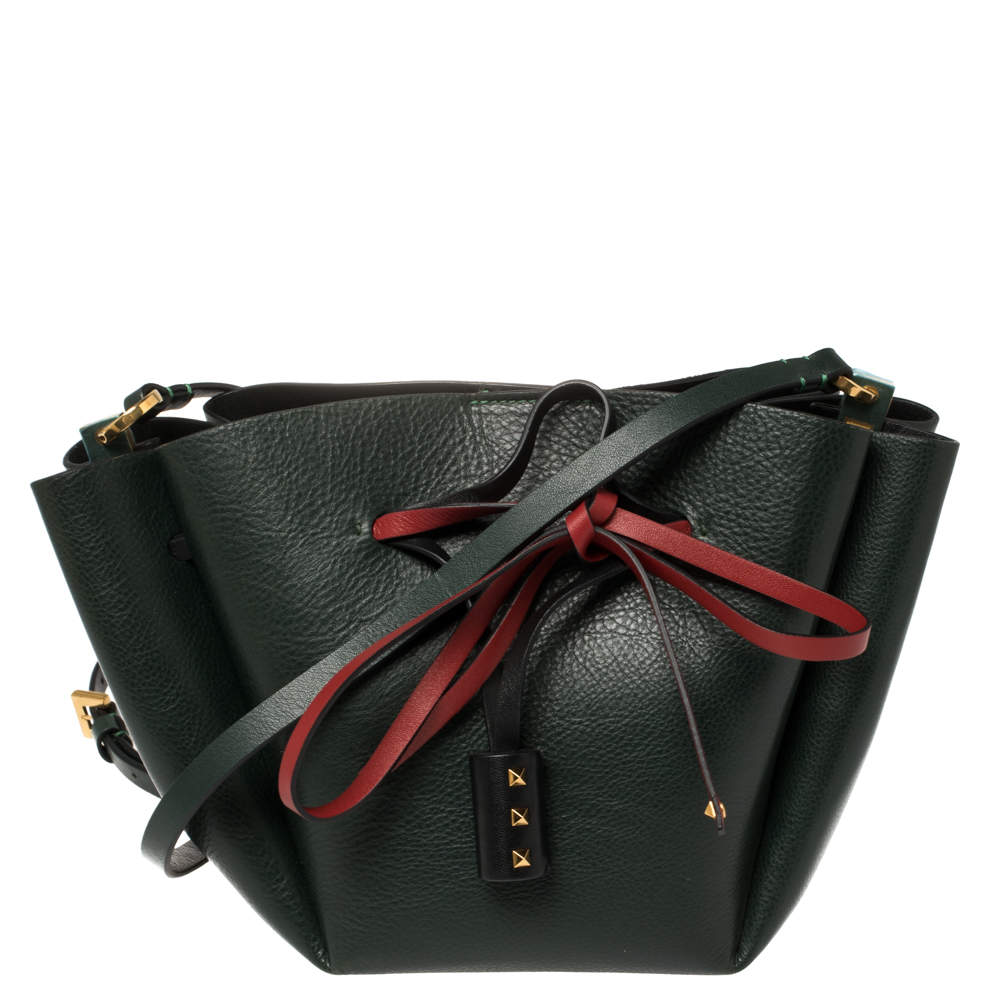 حقيبة باكيت فالنتينو في لوغو جلد أخضر متوسطة