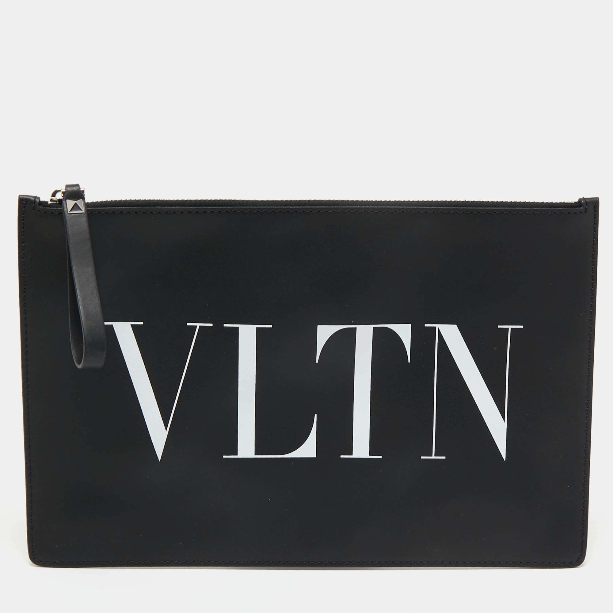 مملوكة مسبقًا Valentino Black Leather VLTN Clutch