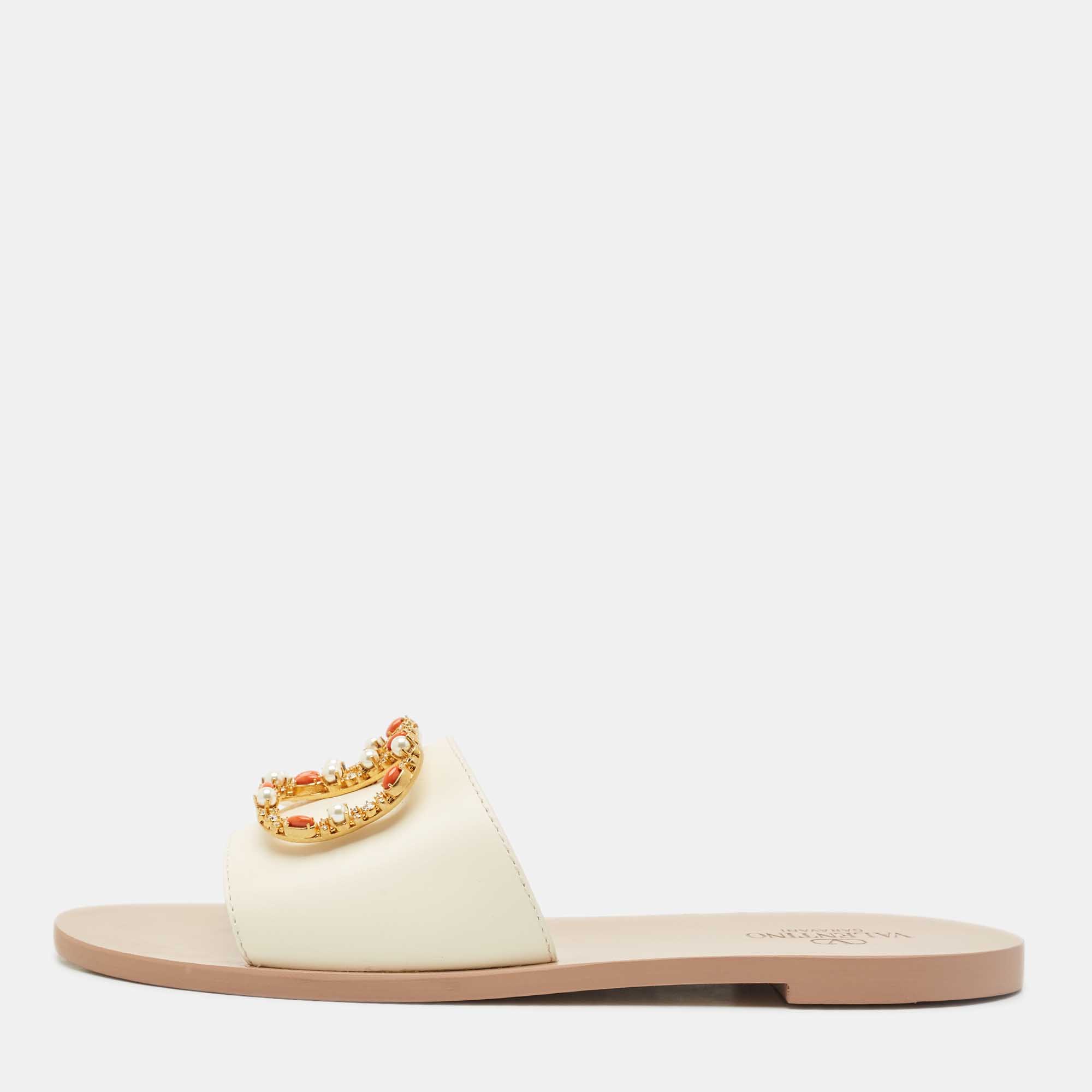 Pre Owned صندل سلايد فلات فالنتينو جلد عاجي مزخرف بشعار V مقاس 38.5