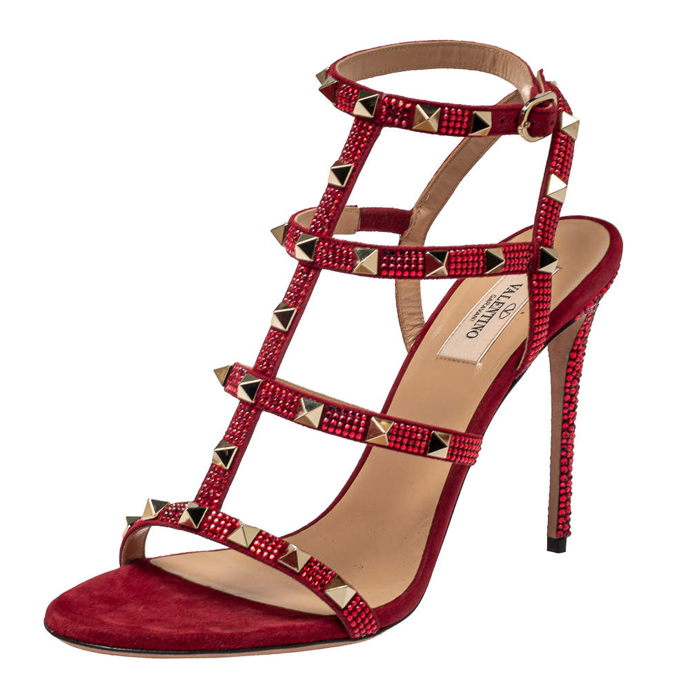 Pre Owned صندل فالنتينو سكارلت سويدي أحمر مزخرف كريستال روكستد بحزام للكاحل مقاس 38.5