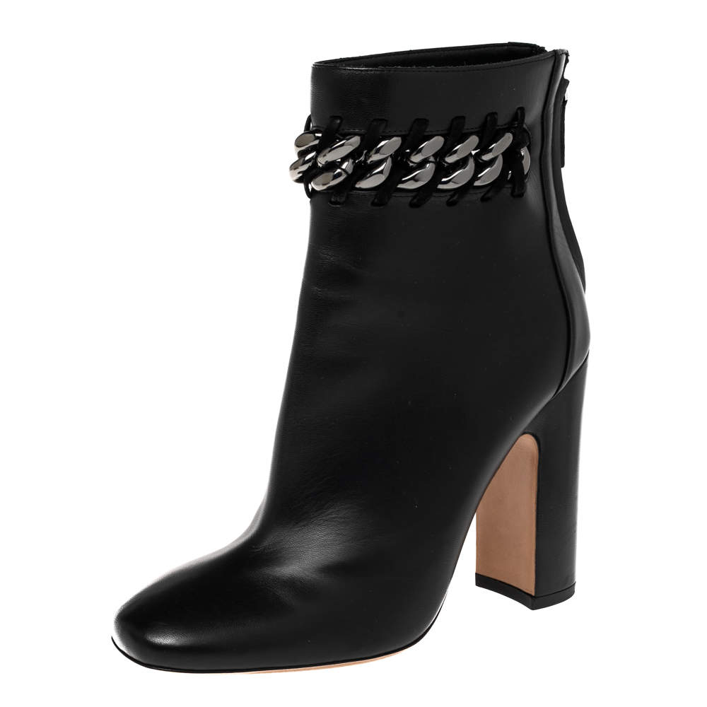 Pre Owned حذاء بوت كاحل فالنتينو جلد أسود مزخرف سلسلة كعب سميك مقاس 38