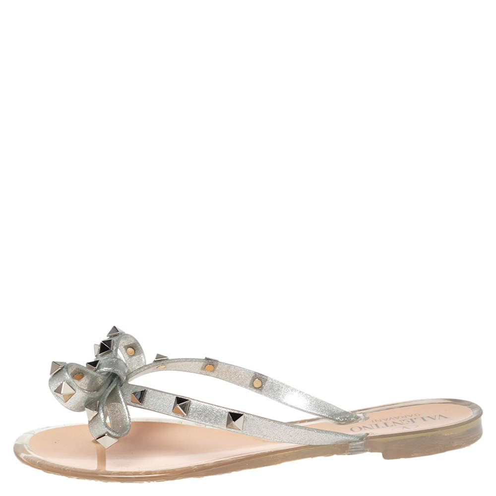 مملوكة مسبقًا صندل فلات بإصبع فالنتينو جيلي ميتالك رصاصي مزين فيونكة مرصع روكستد مقاس 36