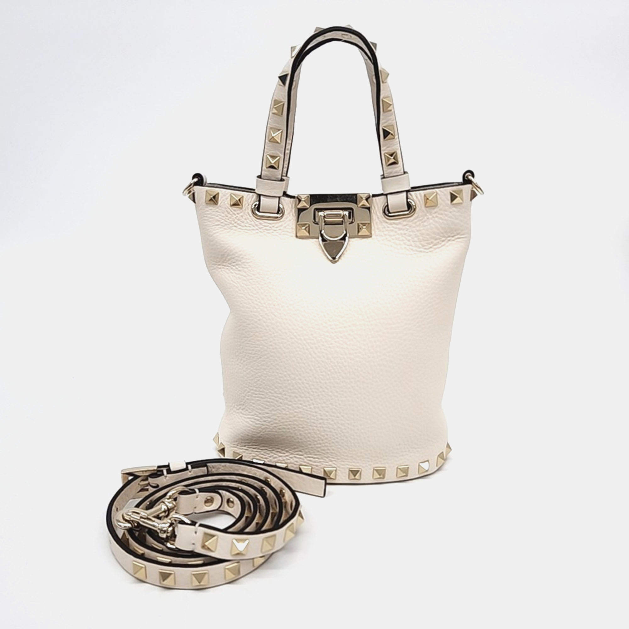 Pre Owned Valentino White Leather Rockstud Bucket Tote and Shoulder Bag