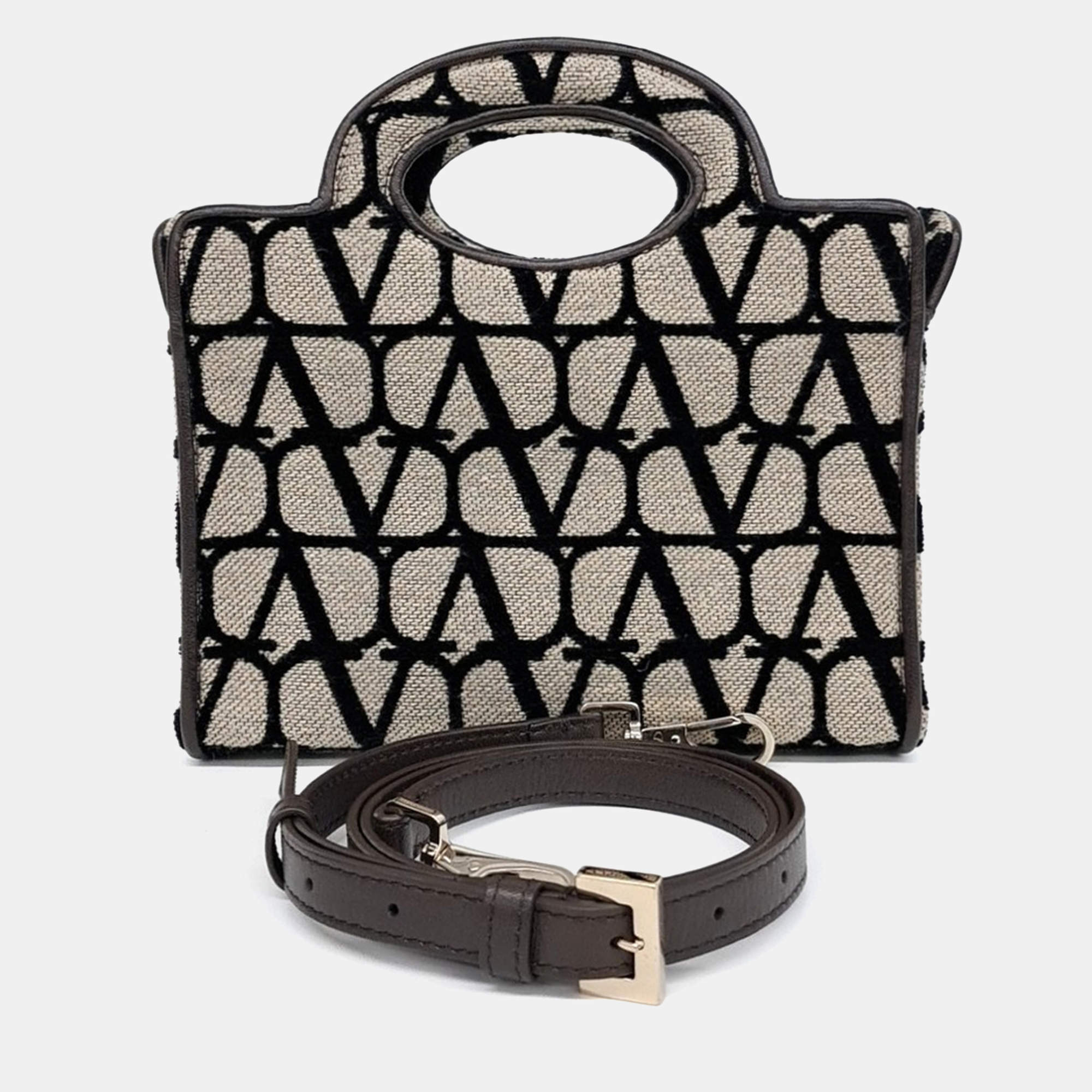مملوكة مسبقًا Valentino Beige/Black Fabric Iconography Tote and Shoulder Bag