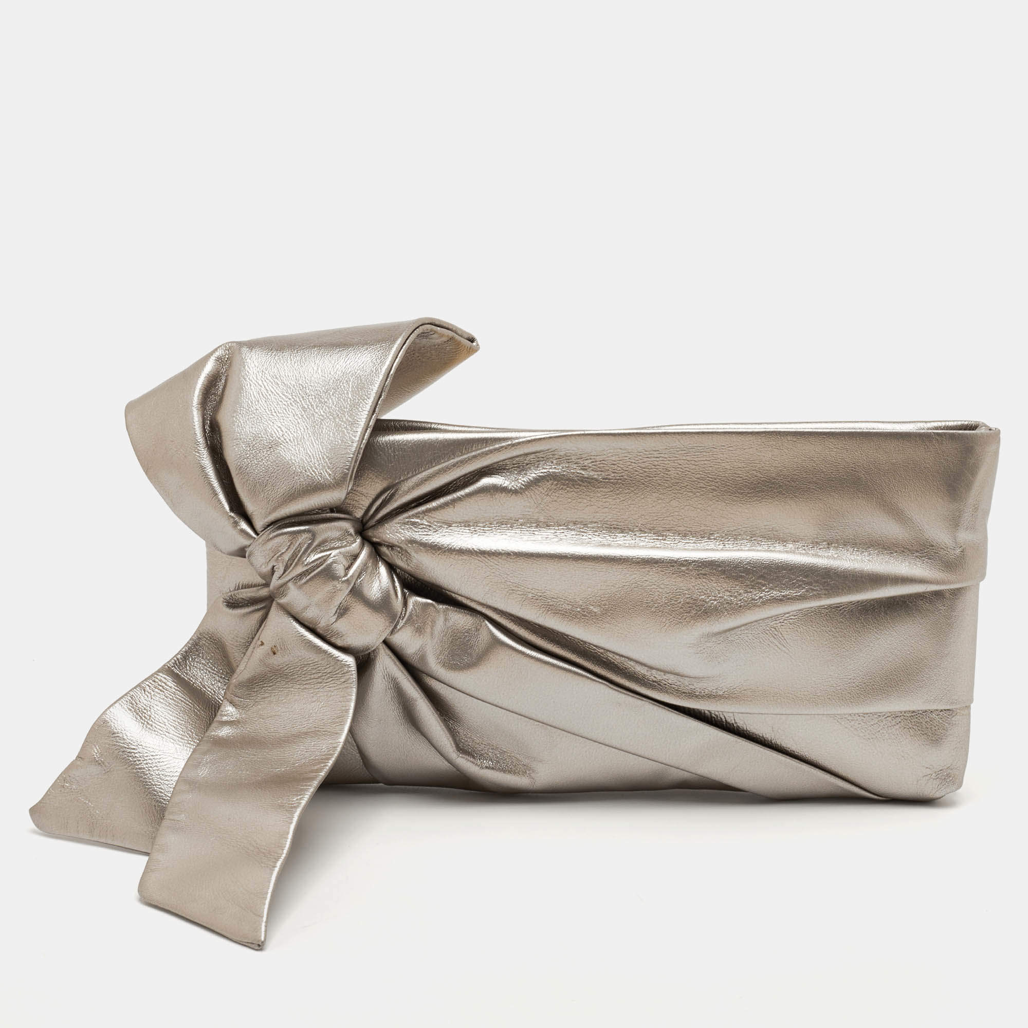 مملوكة مسبقًا Valentino Metallic Leather Bow Pouch Clutch