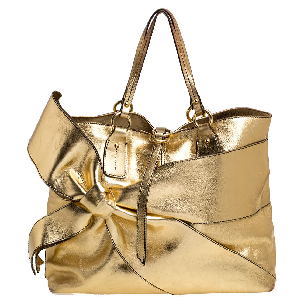 حقيبة شوبر فالنتينو بفيونكة جلد ذهبية معدنية