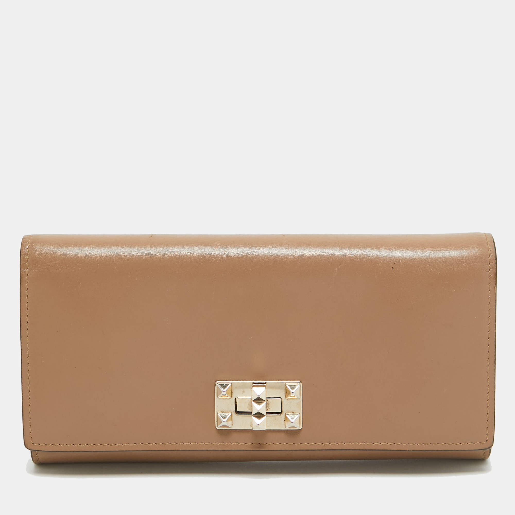 مملوكة مسبقًا Valentino Beige Leather Rockstud Continental Wallet