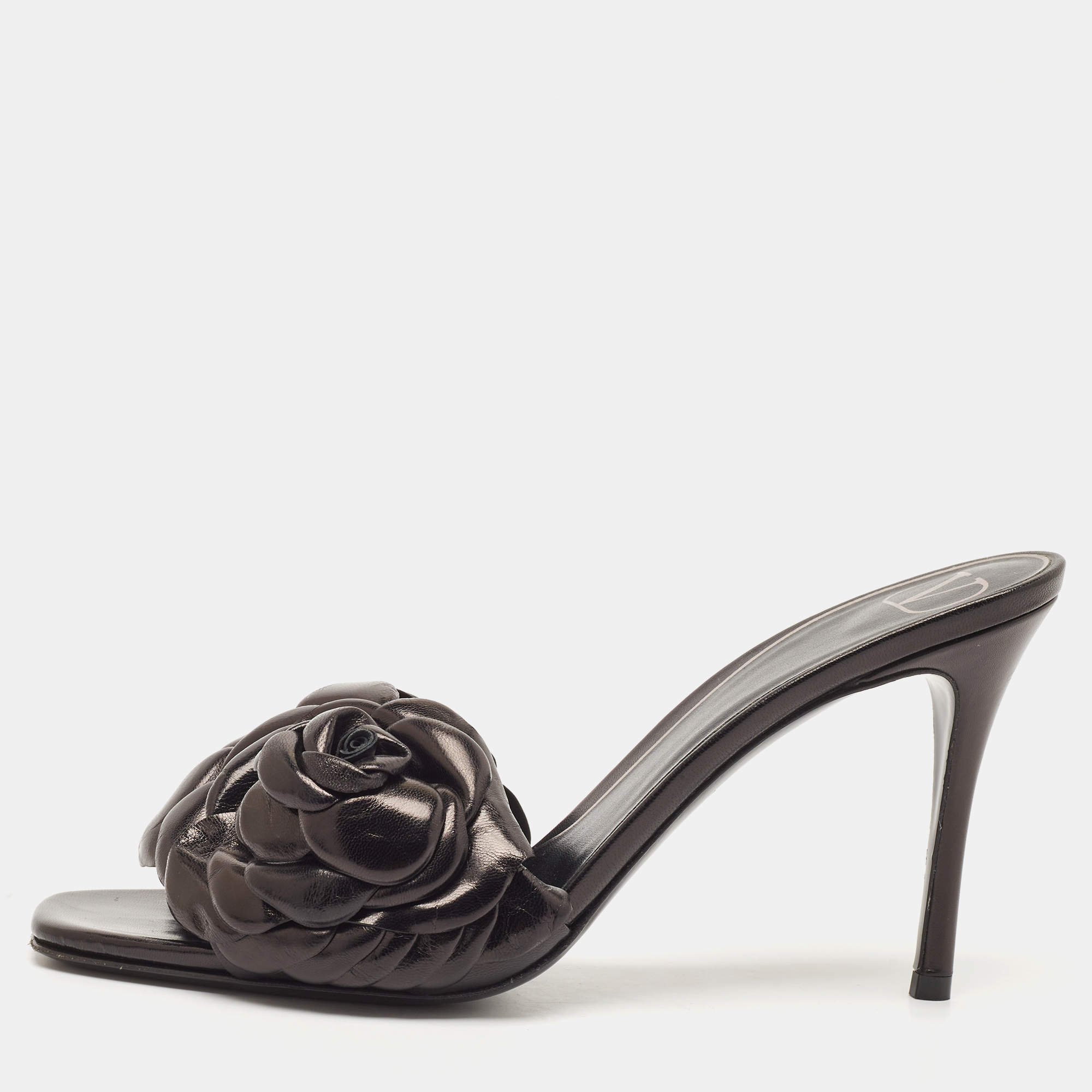مملوكة مسبقًا Valentino Black Leather Atelier 03 Rose Edition Slide Sandals Size 39