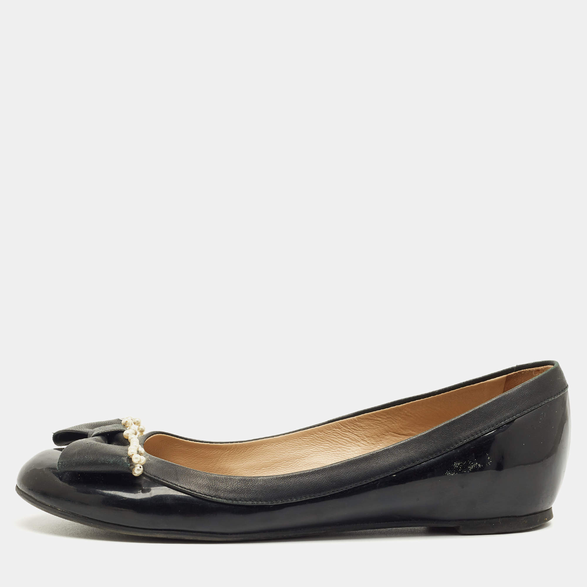 Pre Owned حذاء باليه مقدمة مدببة فالنتينو جلد أسود شعار V مقاس 39.5