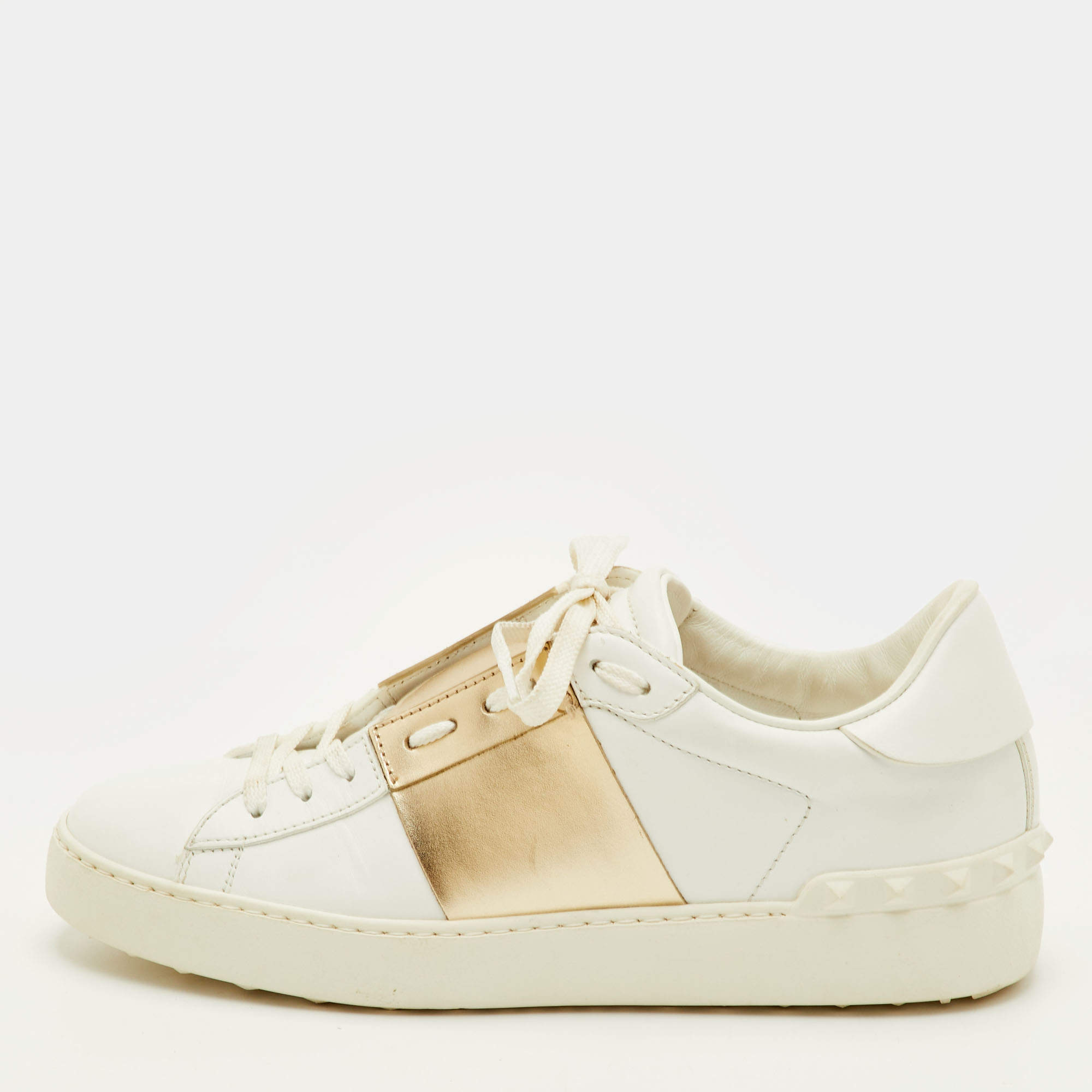 مملوكة مسبقًا Valentino Rockstud Size 39.5 White/Gold Leather Low Top Sneakers