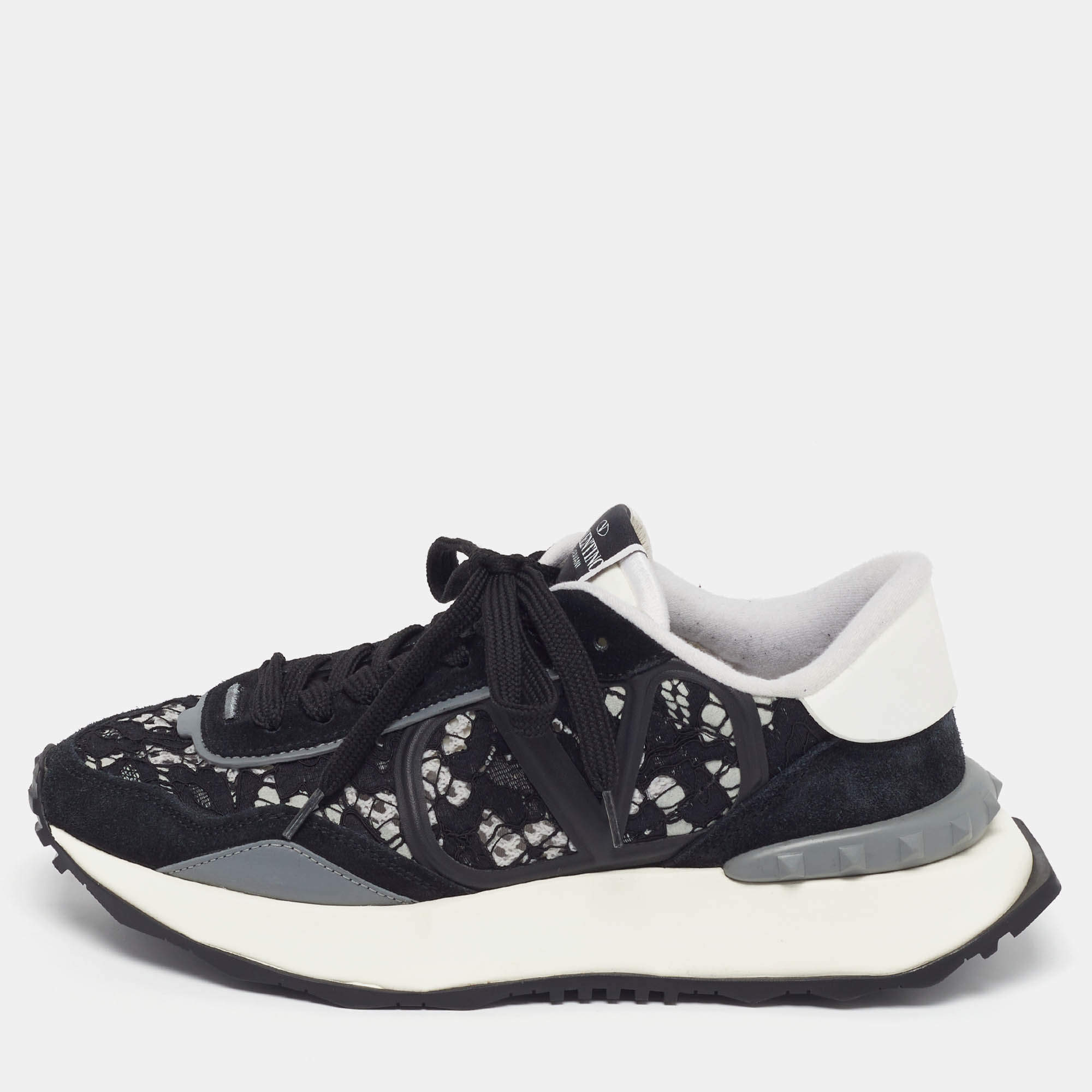 مملوكة مسبقًا حذاء رياضي فالنتينو مربوط من القماش الشبكي والجلد المدبوغ باللونين الأسود والأبيض مقاس 38