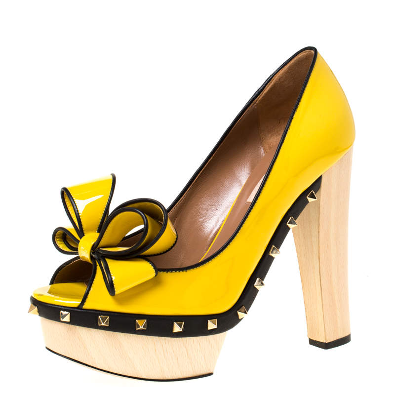 Pre Owned Valentino Yellow/Black Patent Leather Wooden Platform Rockstud Trim Bow Detail Peep Toe Pumps Size 38.5