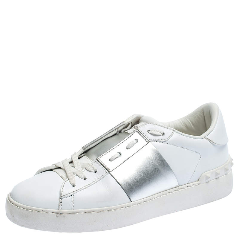 حذاء رياضي فالنتينو مفتوح منخفض من أعلى شريط جلد أبيض و فضي ميتاليك مقاس 37.5 