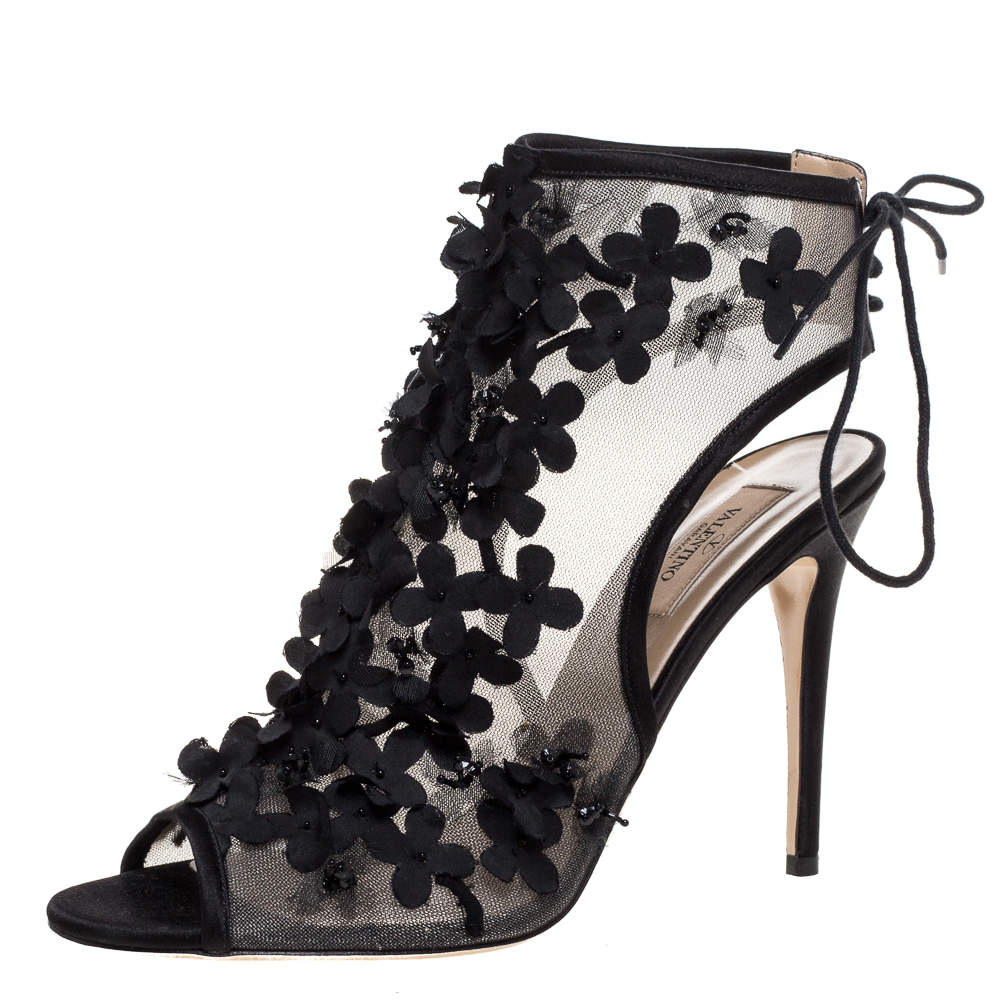 مملوكة مسبقًا حذاء بوت كاحل فالنتينو مزخرف و زهور و مقدمة مفتوحة حواف ساتان و شبكة أسود مقاس 40