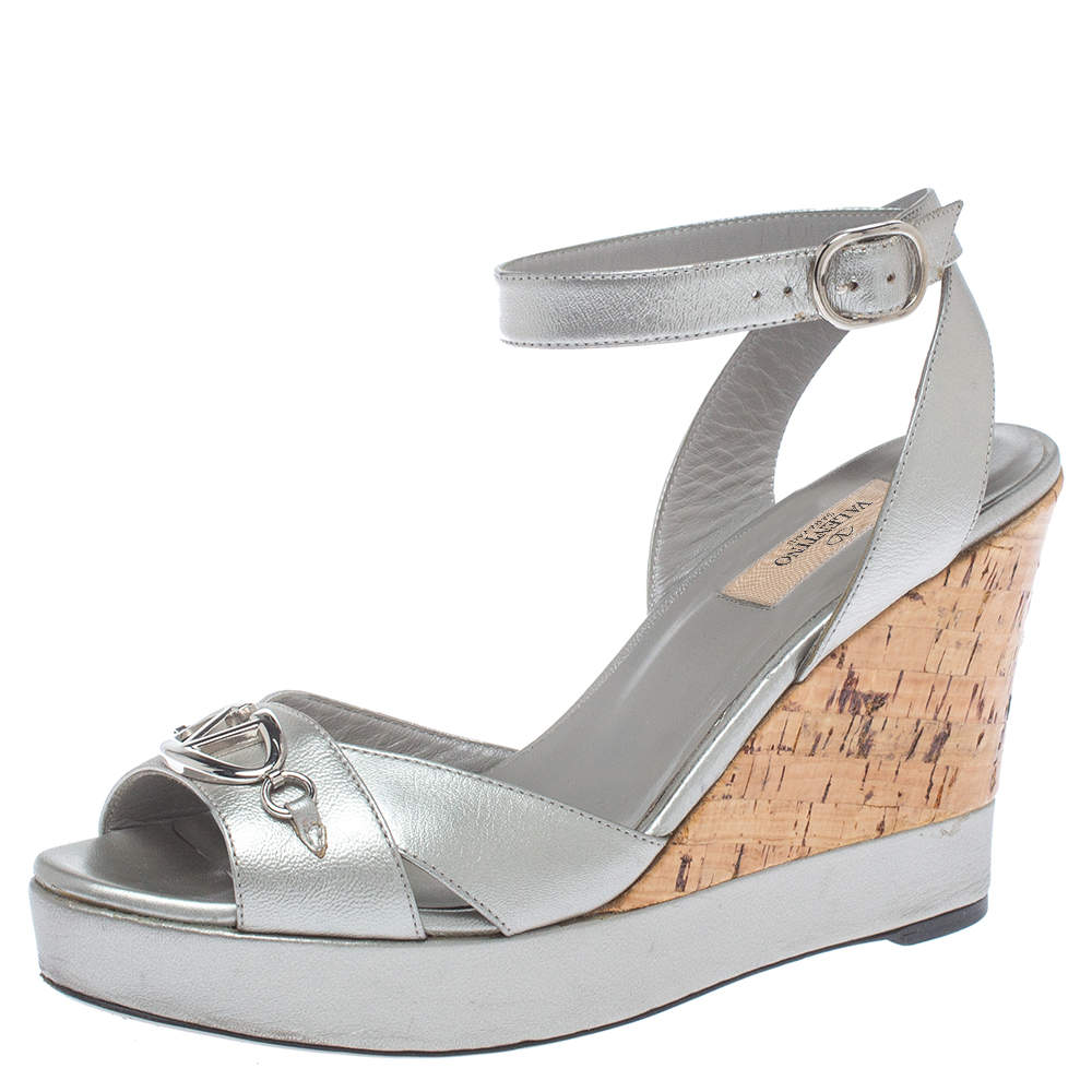 Pre Owned صندل فالنتينو ملتف حول الكاحل كعب روكى نعل سميك شعار حرف فى جلد فضى ميتالك مقاس 38.5