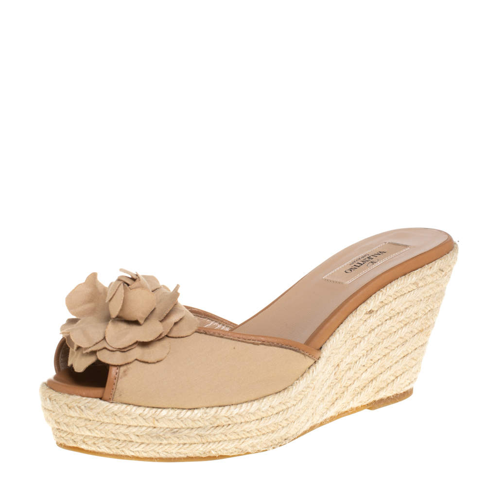 مملوكة مسبقًا صندل فالنتينو سليب أون قماش وجلد بيج مقاس 39.5