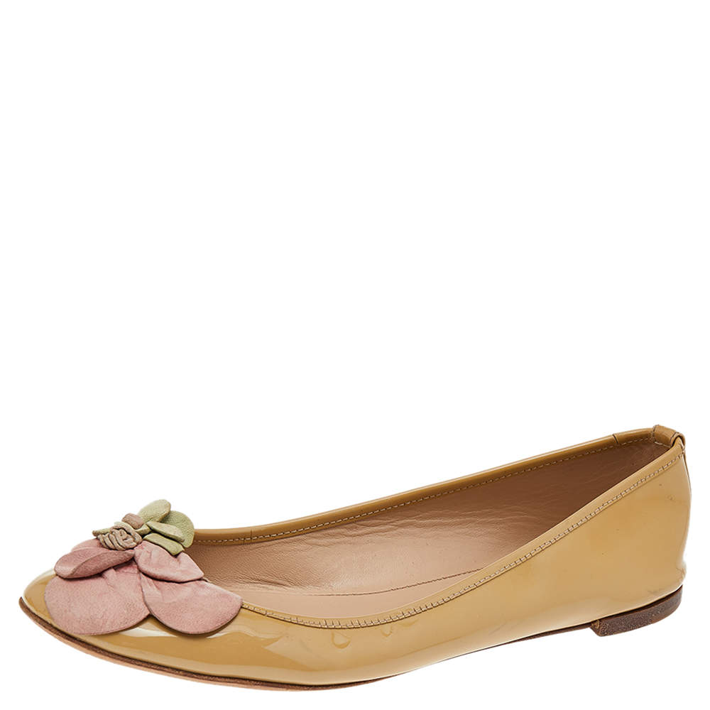 Pre Owned Valentino Beige Patent Leather Flower Embellished Ballet Flats Size 39